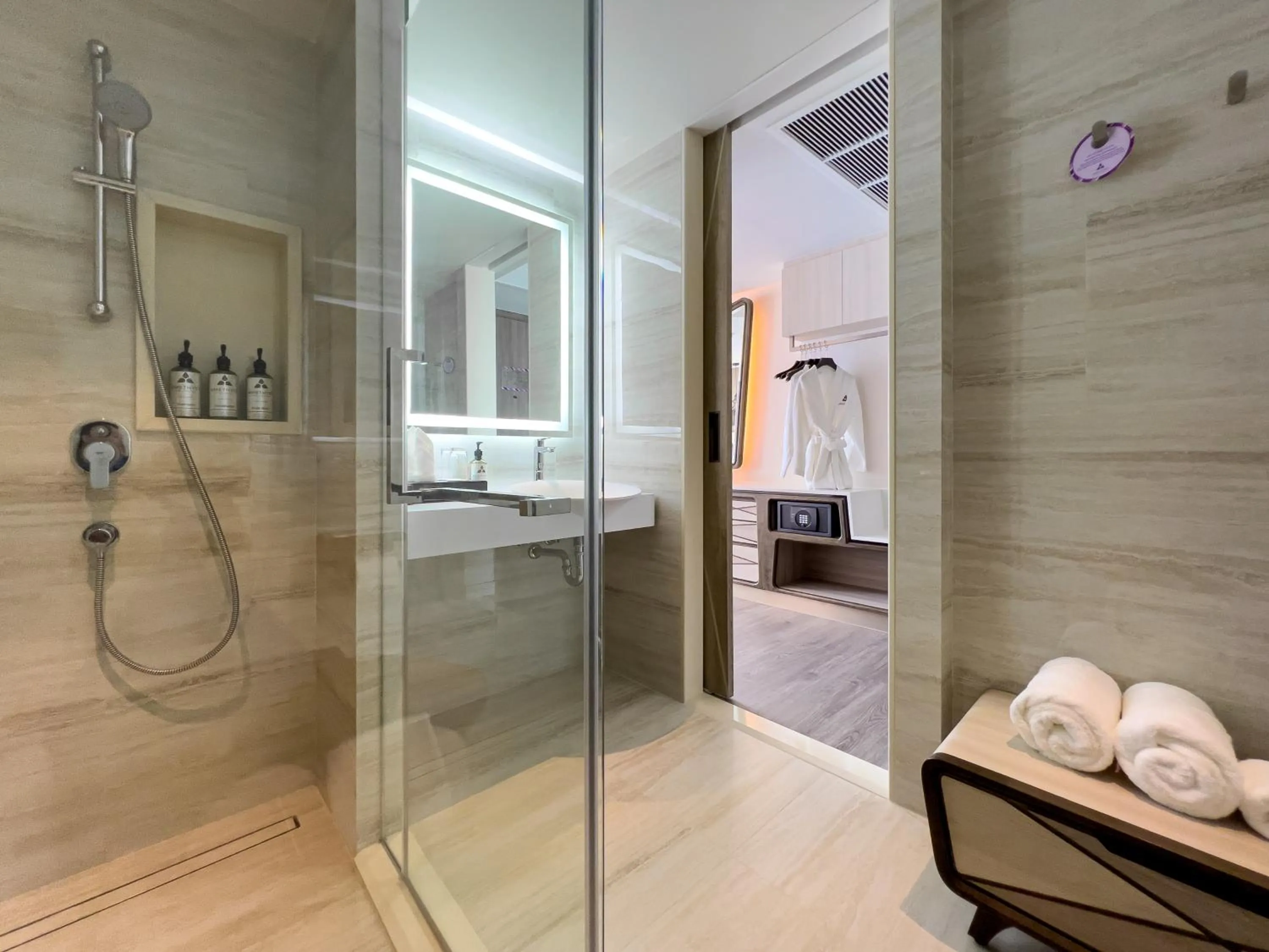 Bathroom in Amethyst Hotel Pattaya