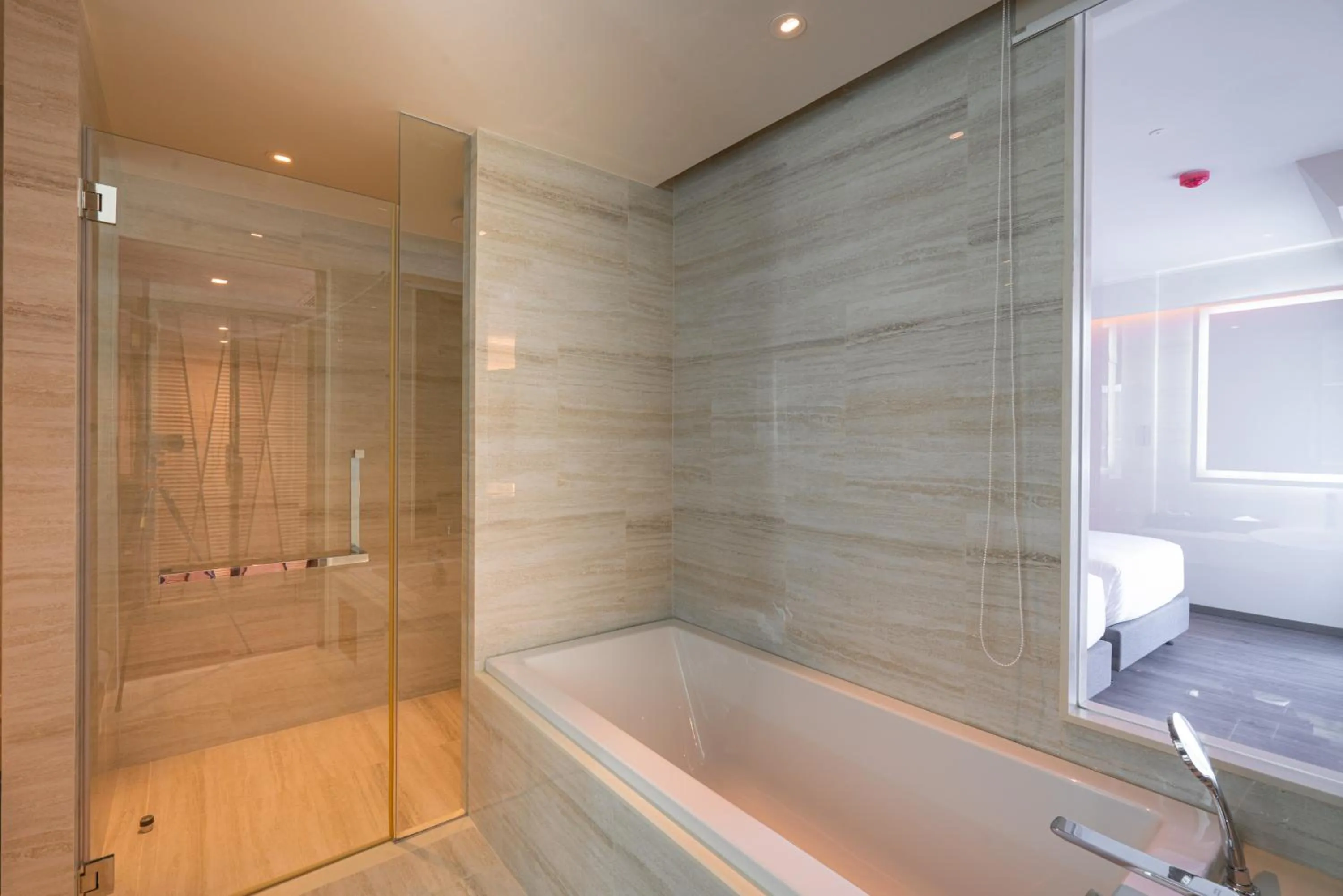 Bath in Amethyst Hotel Pattaya