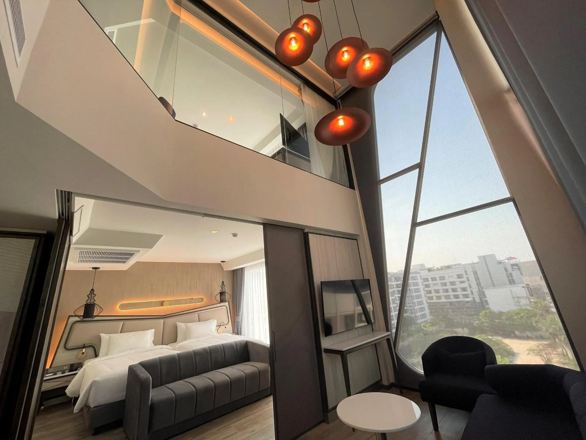 Living room, Bed in Amethyst Hotel Pattaya