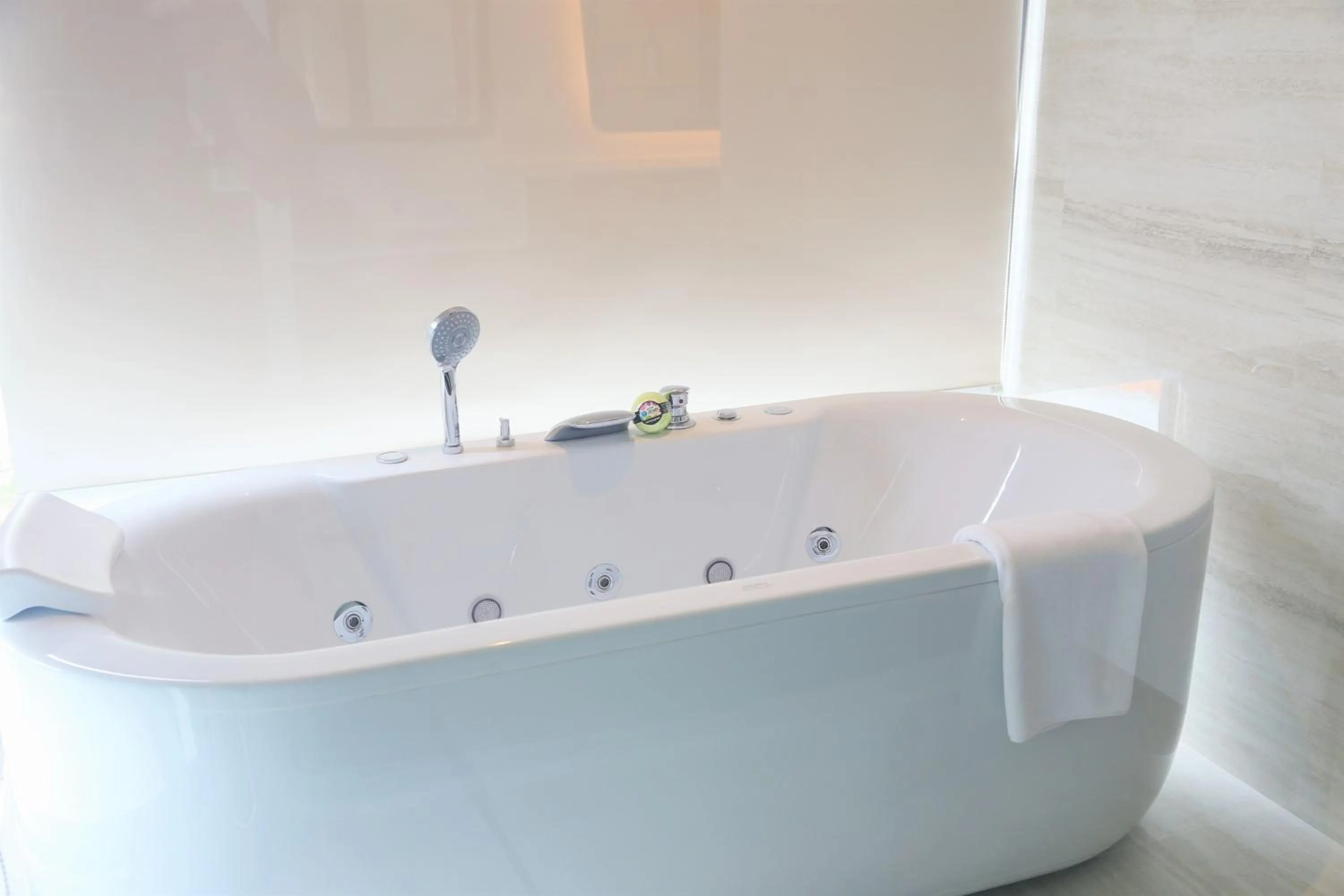 Bath in Amethyst Hotel Pattaya