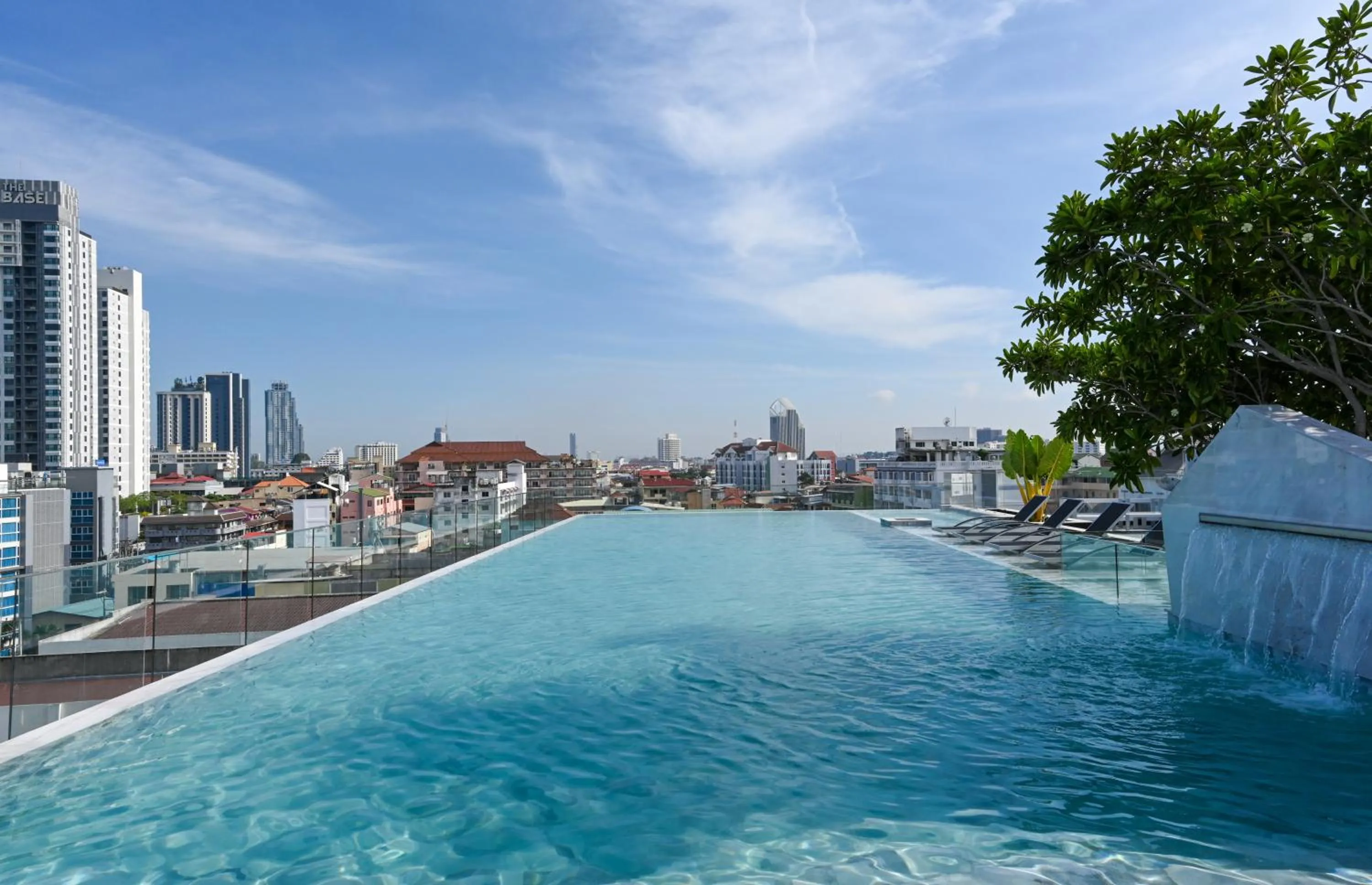 Swimming pool in Amethyst Hotel Pattaya