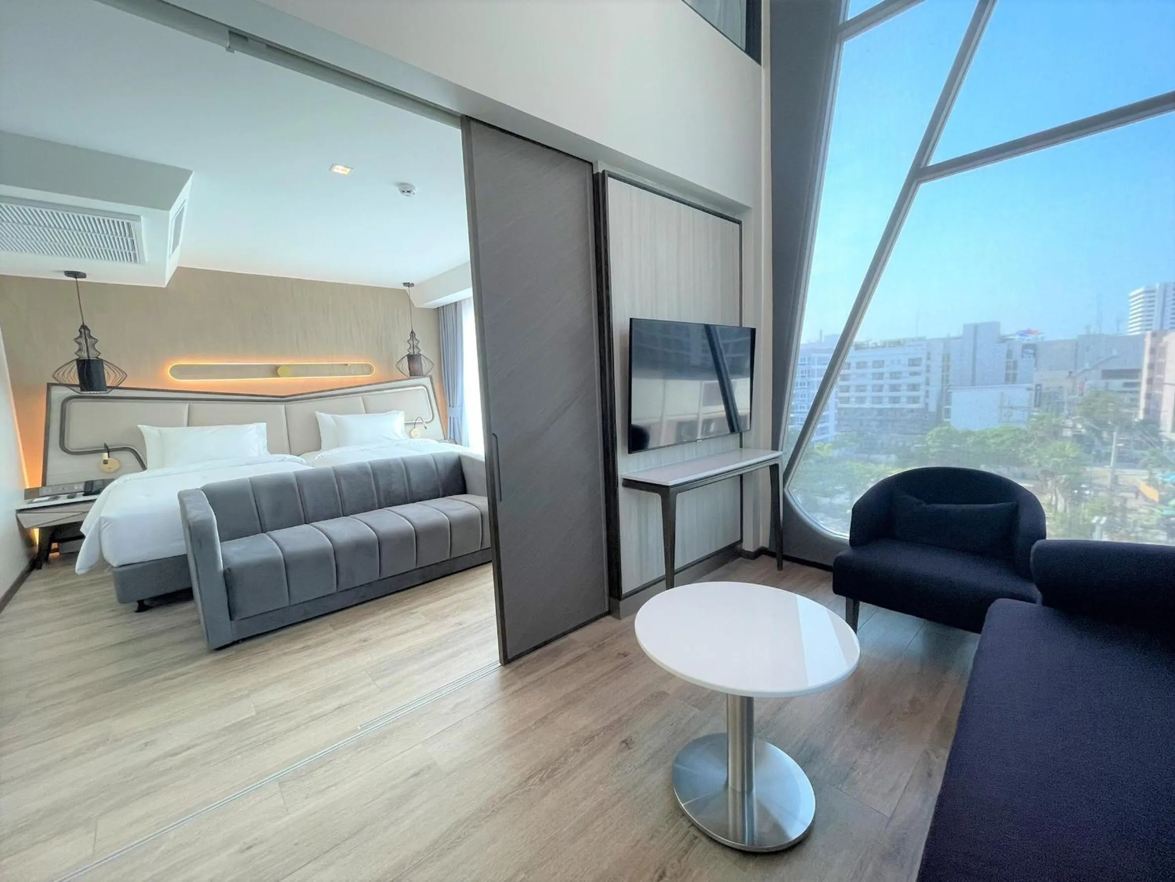 Living room, Bed in Amethyst Hotel Pattaya