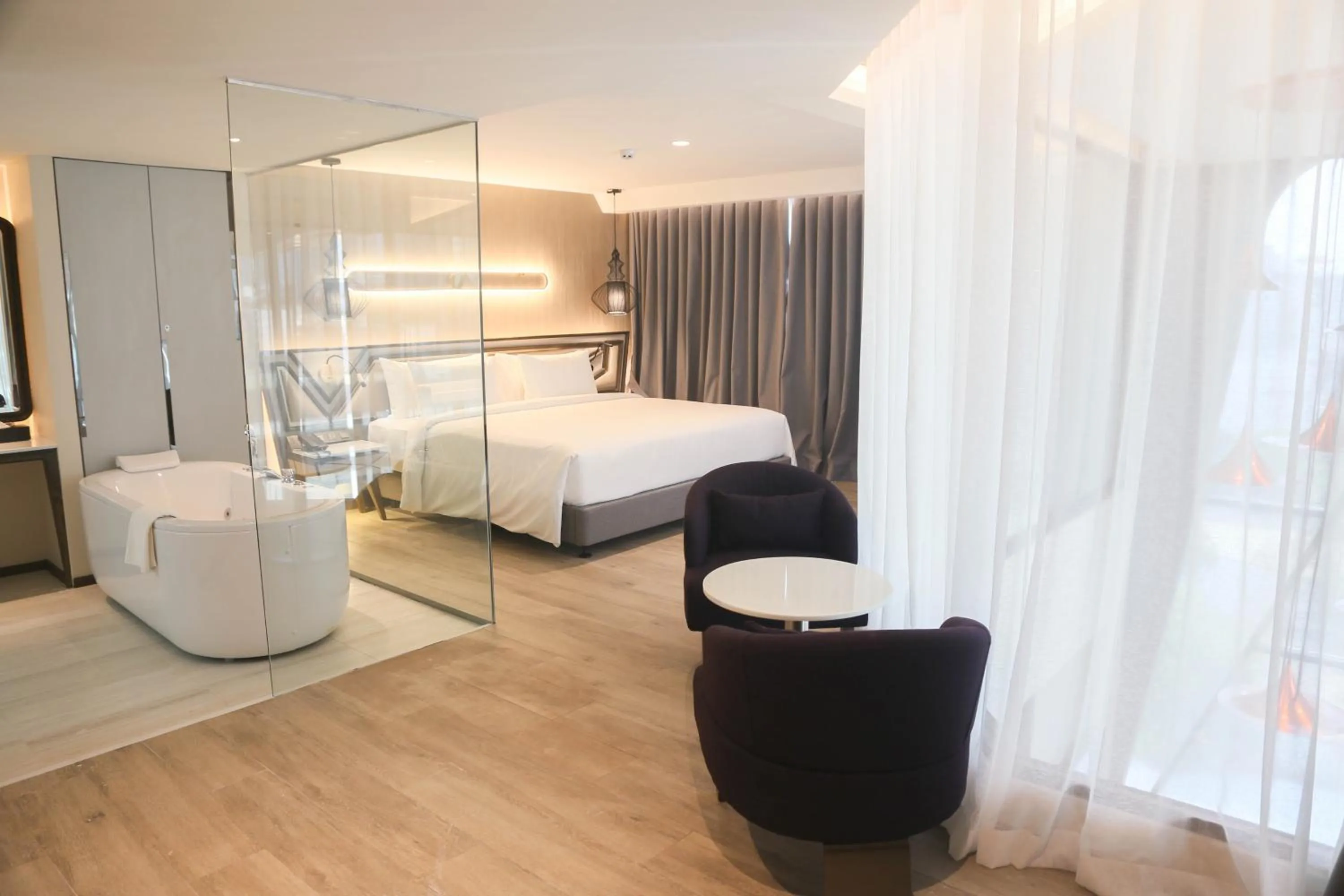 Bathroom, Bed in Amethyst Hotel Pattaya