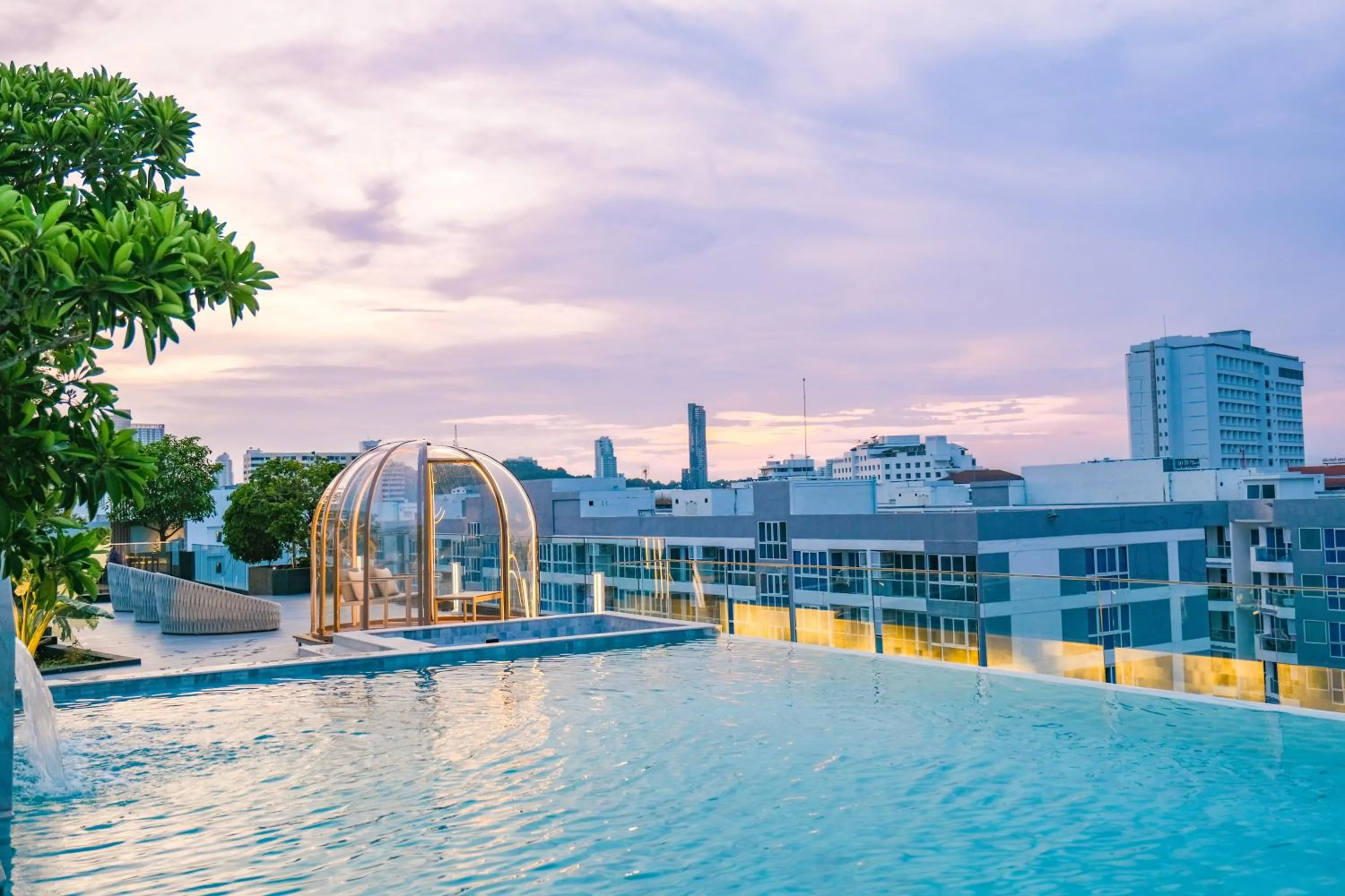 Swimming pool in Amethyst Hotel Pattaya