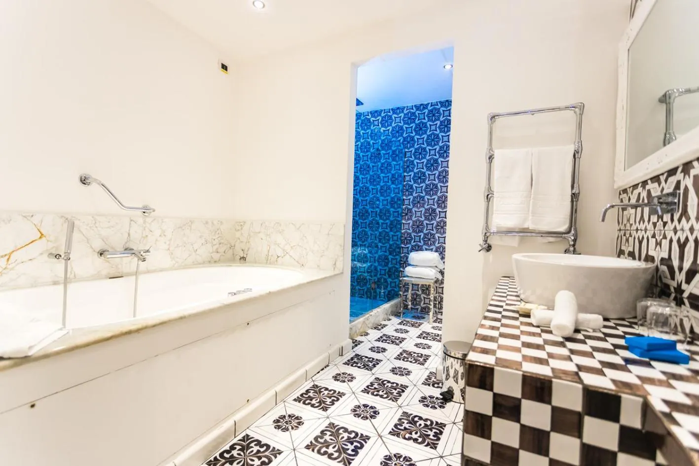 Bathroom, Bed in Hotel Marina Riviera