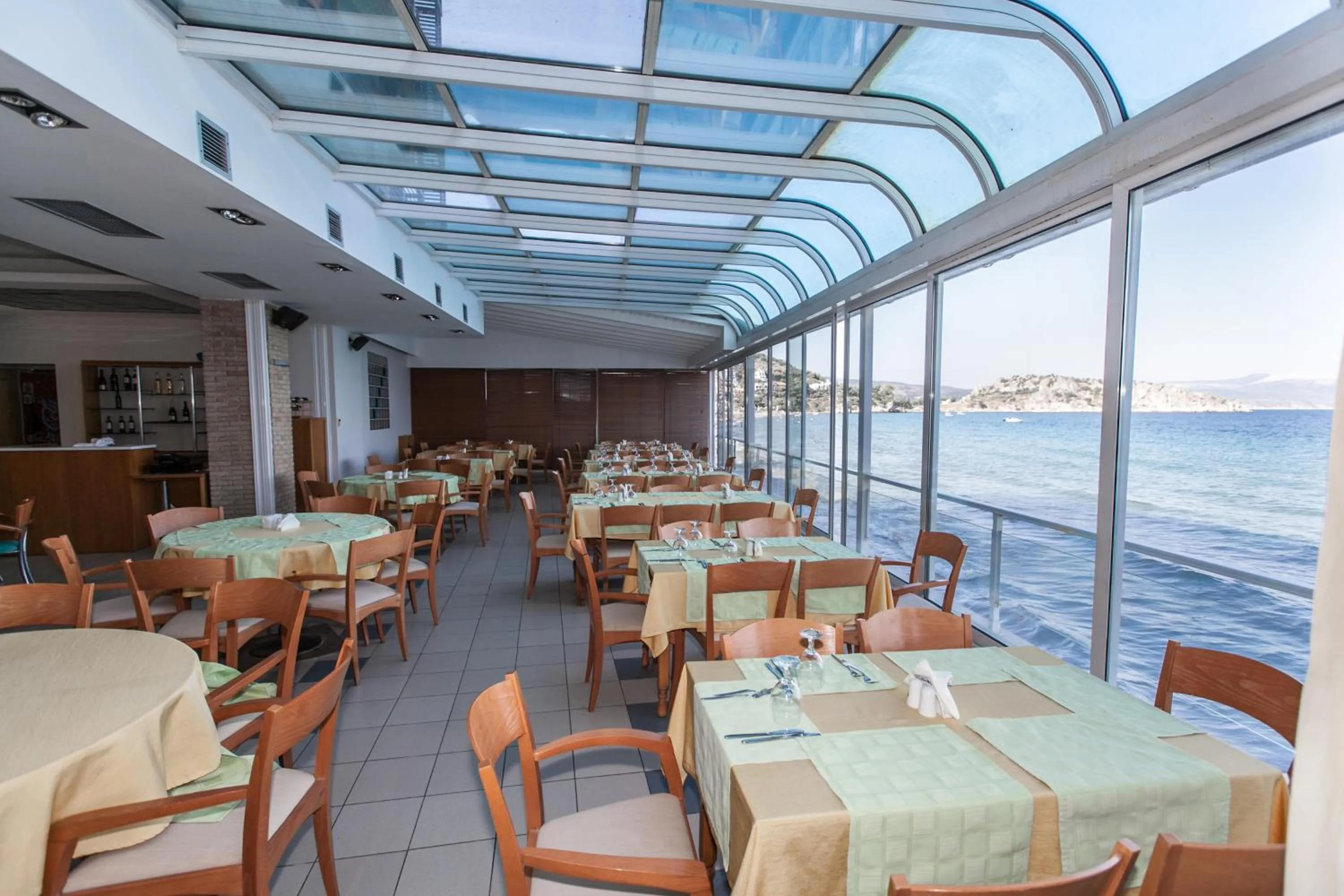 Restaurant/places to eat in Flisvos Hotel