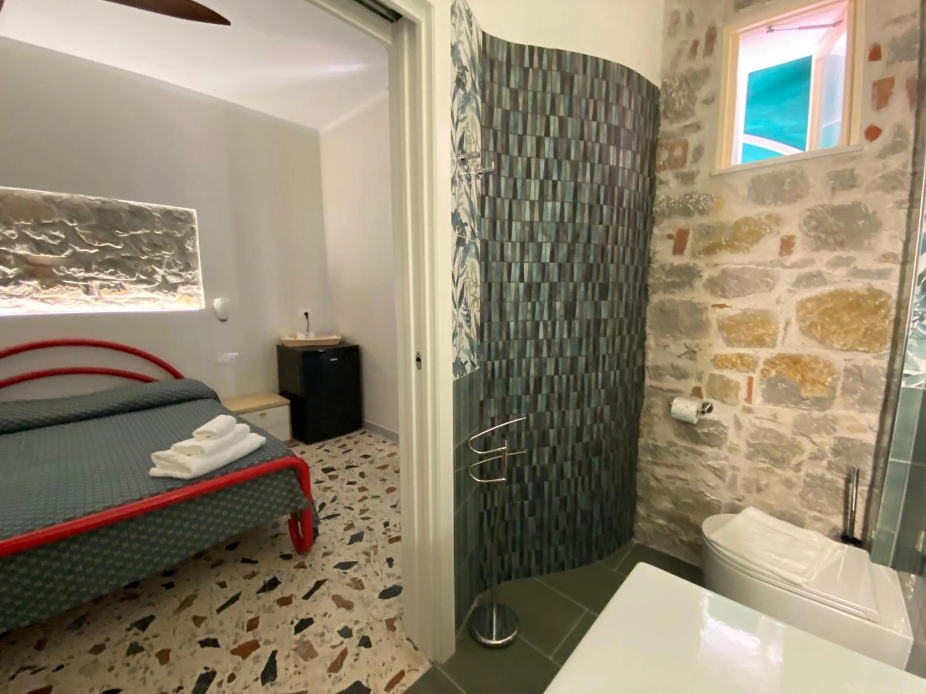 Shower, Bed in Cinquestelle Albergo del centro storico