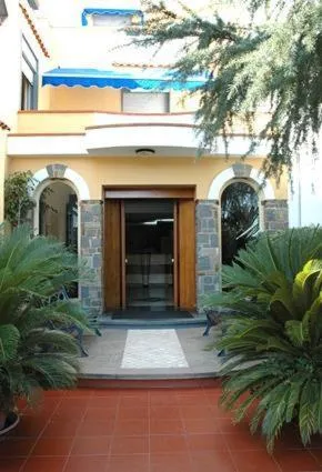 Facade/entrance in Hotel Seven Residence