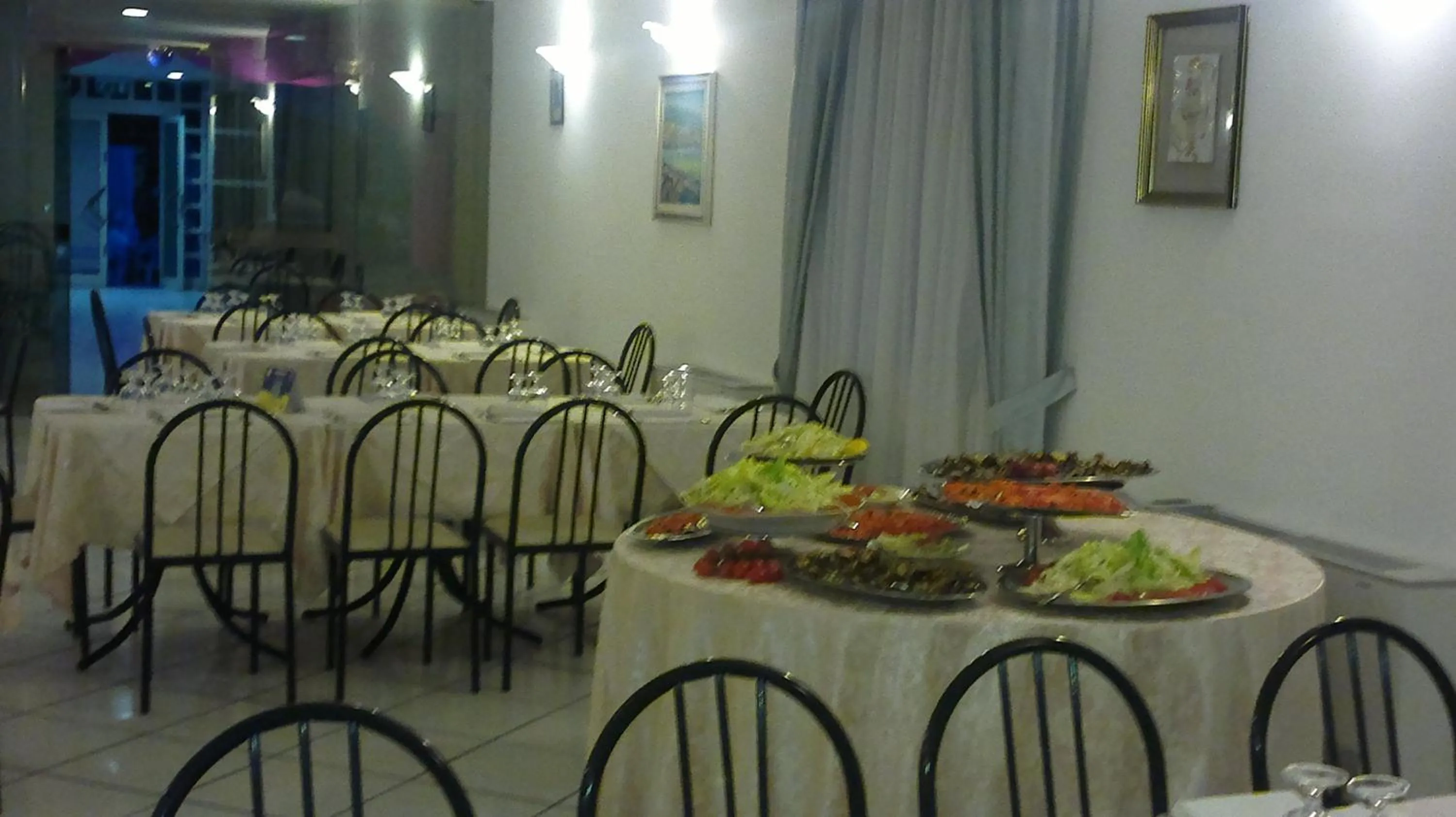 Restaurant/places to eat in Hotel Seven Residence