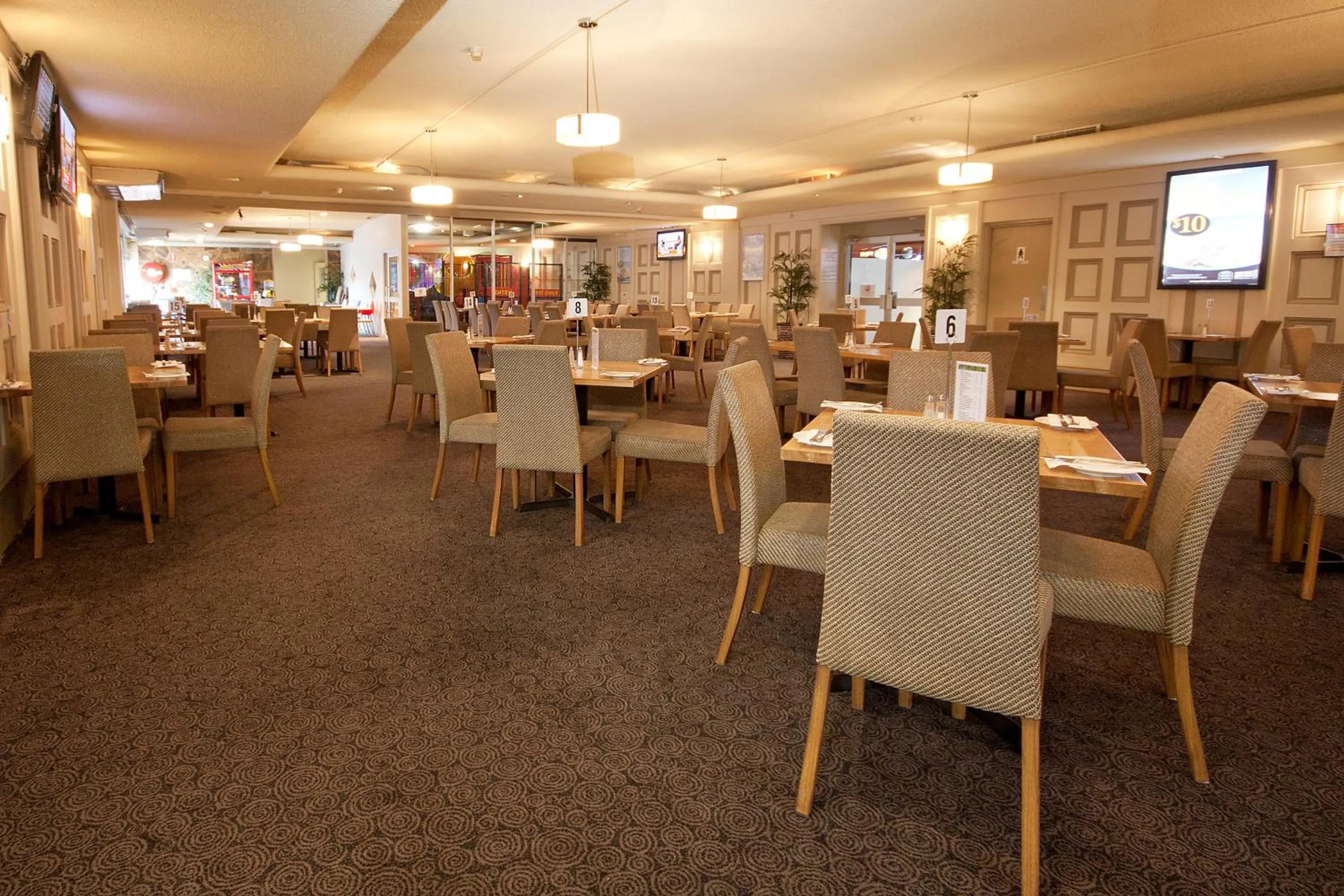 Restaurant/places to eat in Enfield Hotel