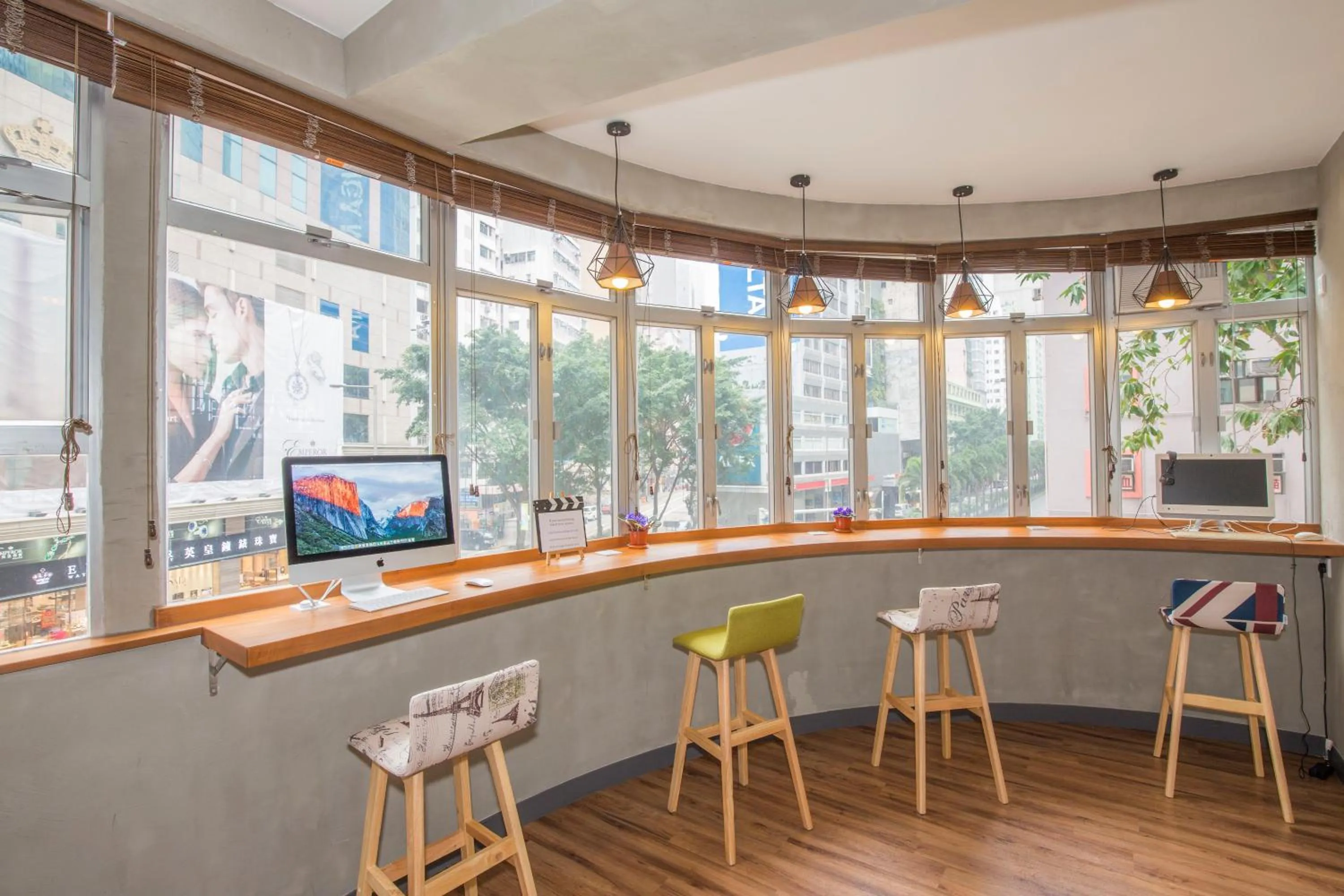 Communal lounge/ TV room in Check Inn HK