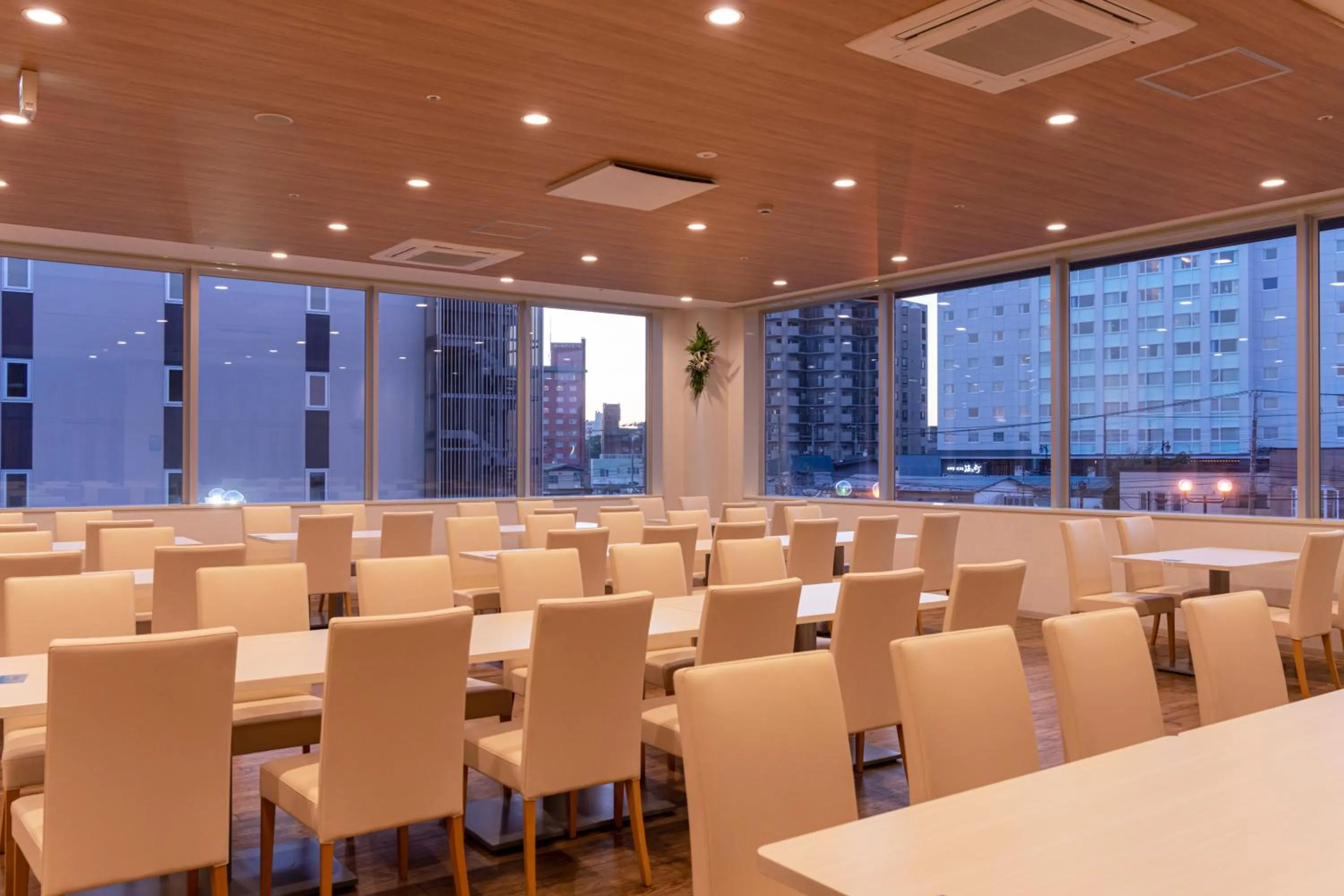 Restaurant/places to eat in Imagine Hotel & Resort