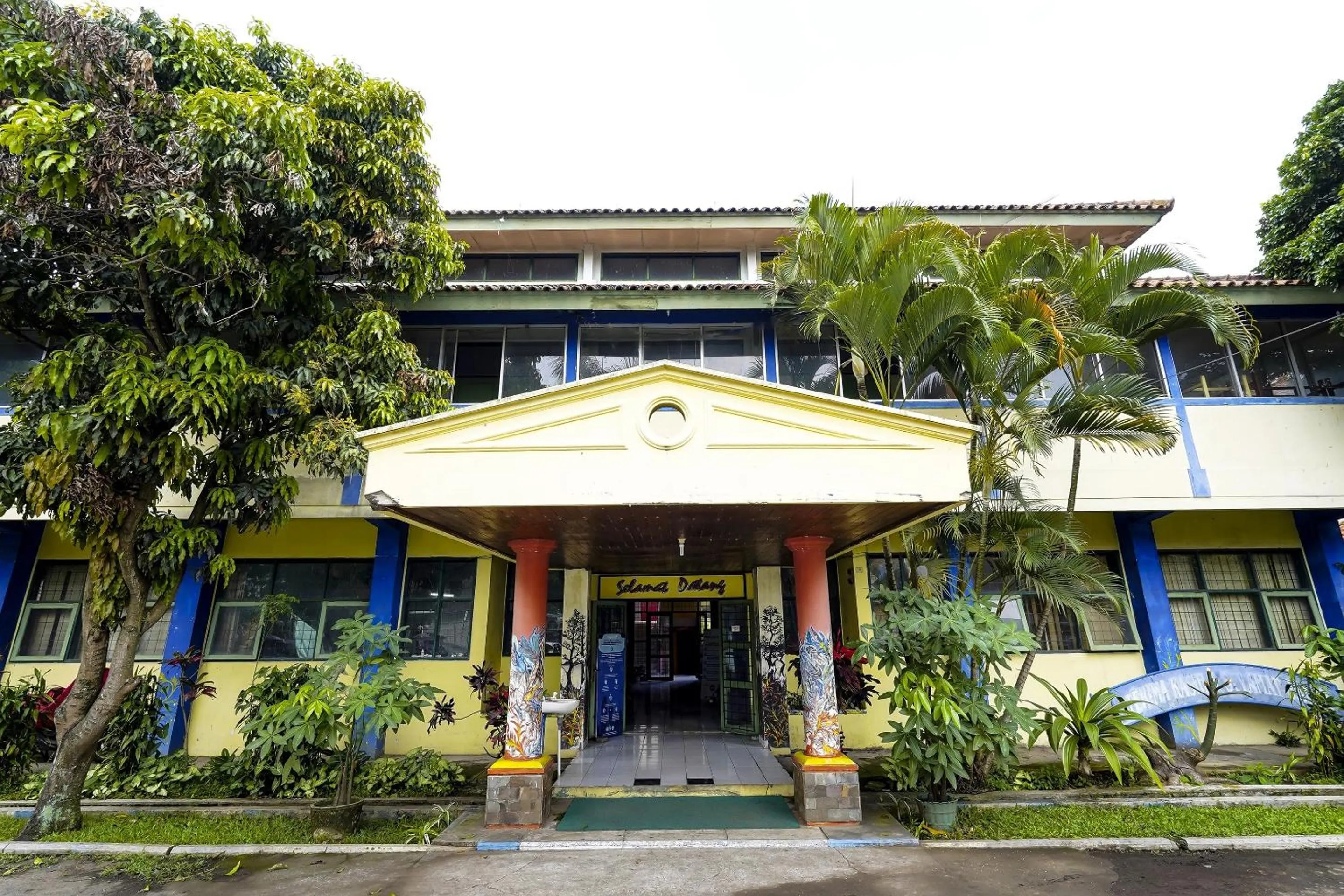 Facade/entrance in Hotel O Wisma Lec Syariah
