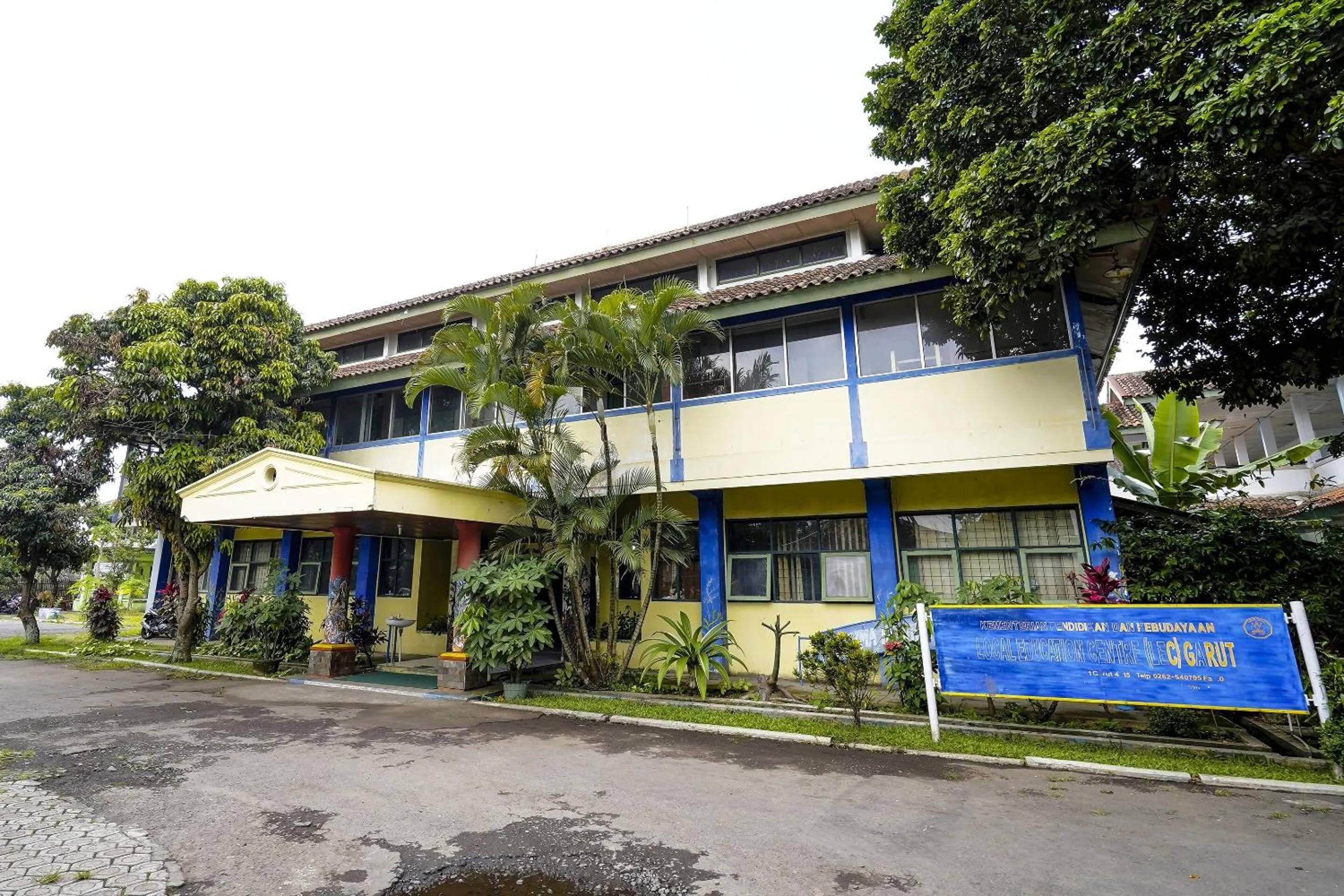 Facade/entrance in Hotel O Wisma Lec Syariah