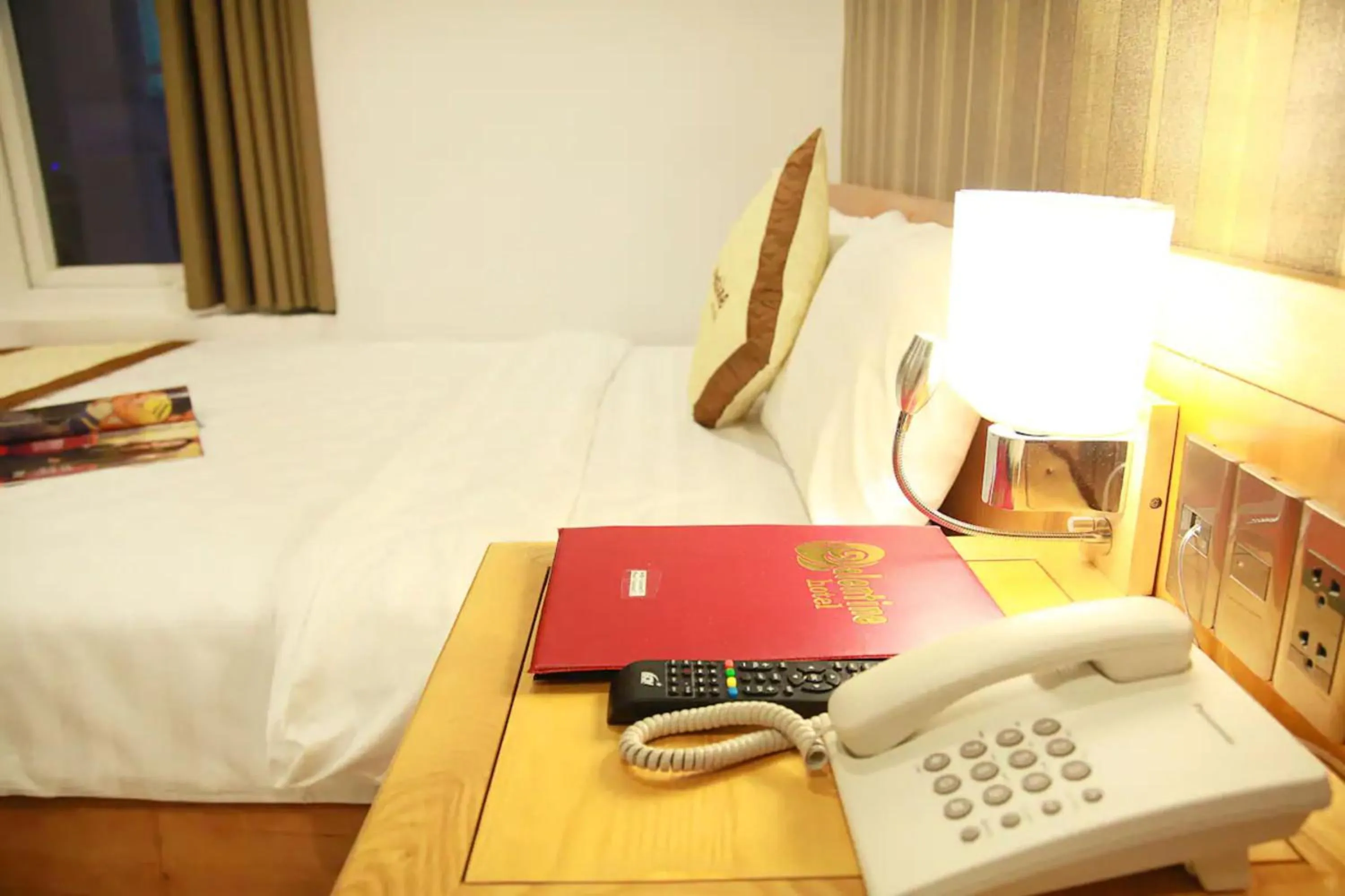 Bedroom, Bed in Valentine Hotel