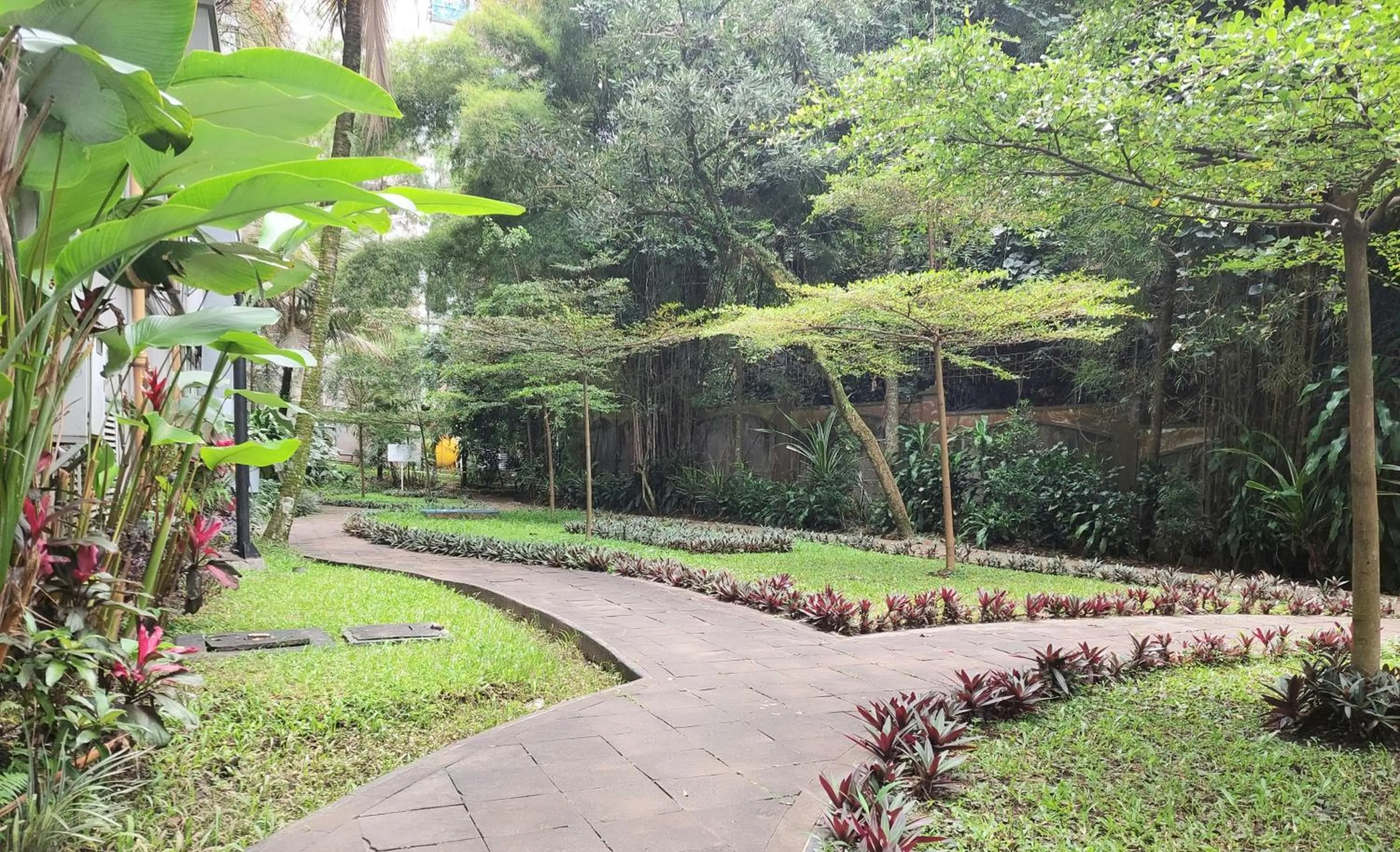 Garden in High Livin Apartment Ciumbuleuit