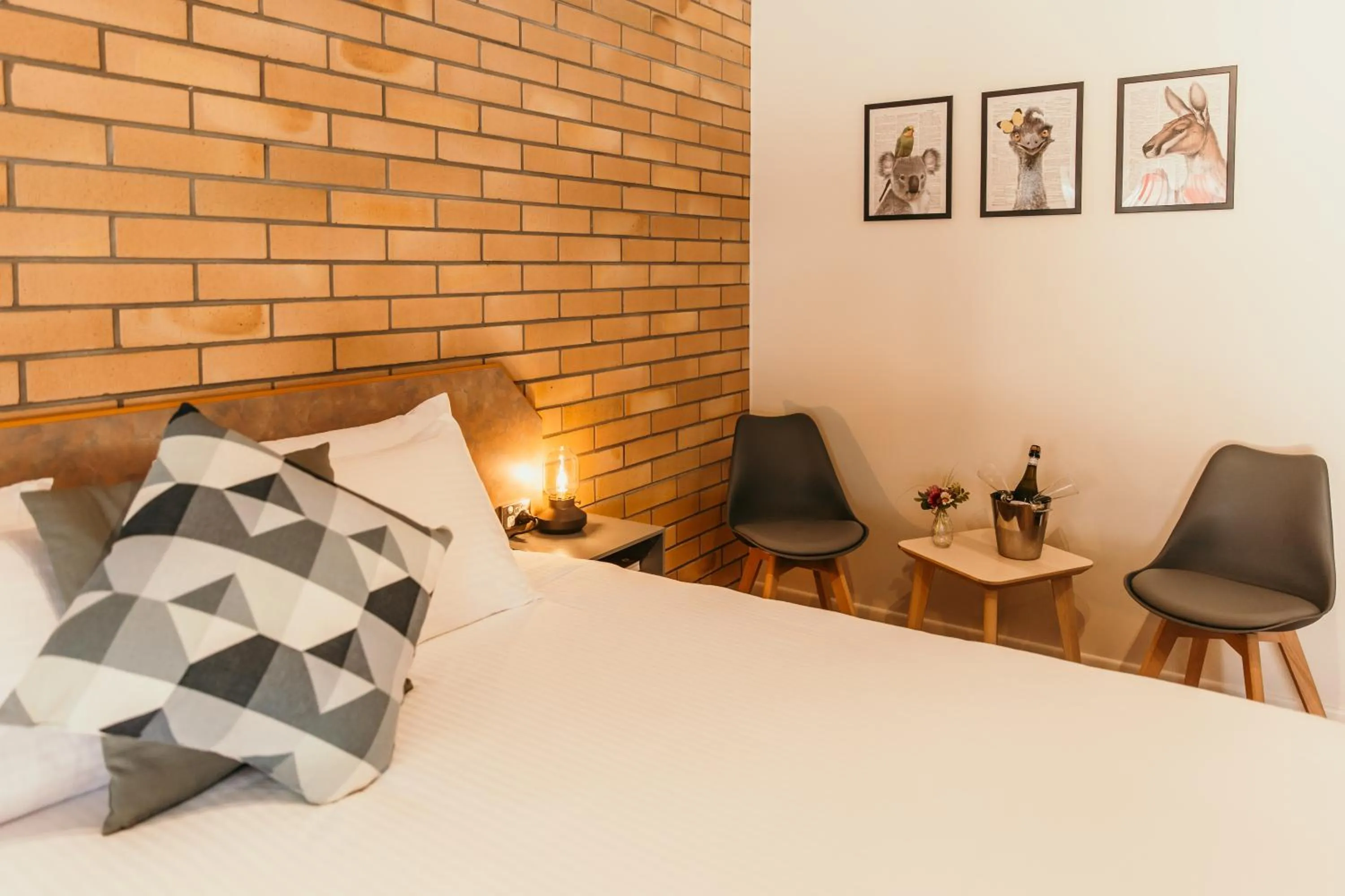 Seating area, Bed in Oasis Motor Inn Blackall