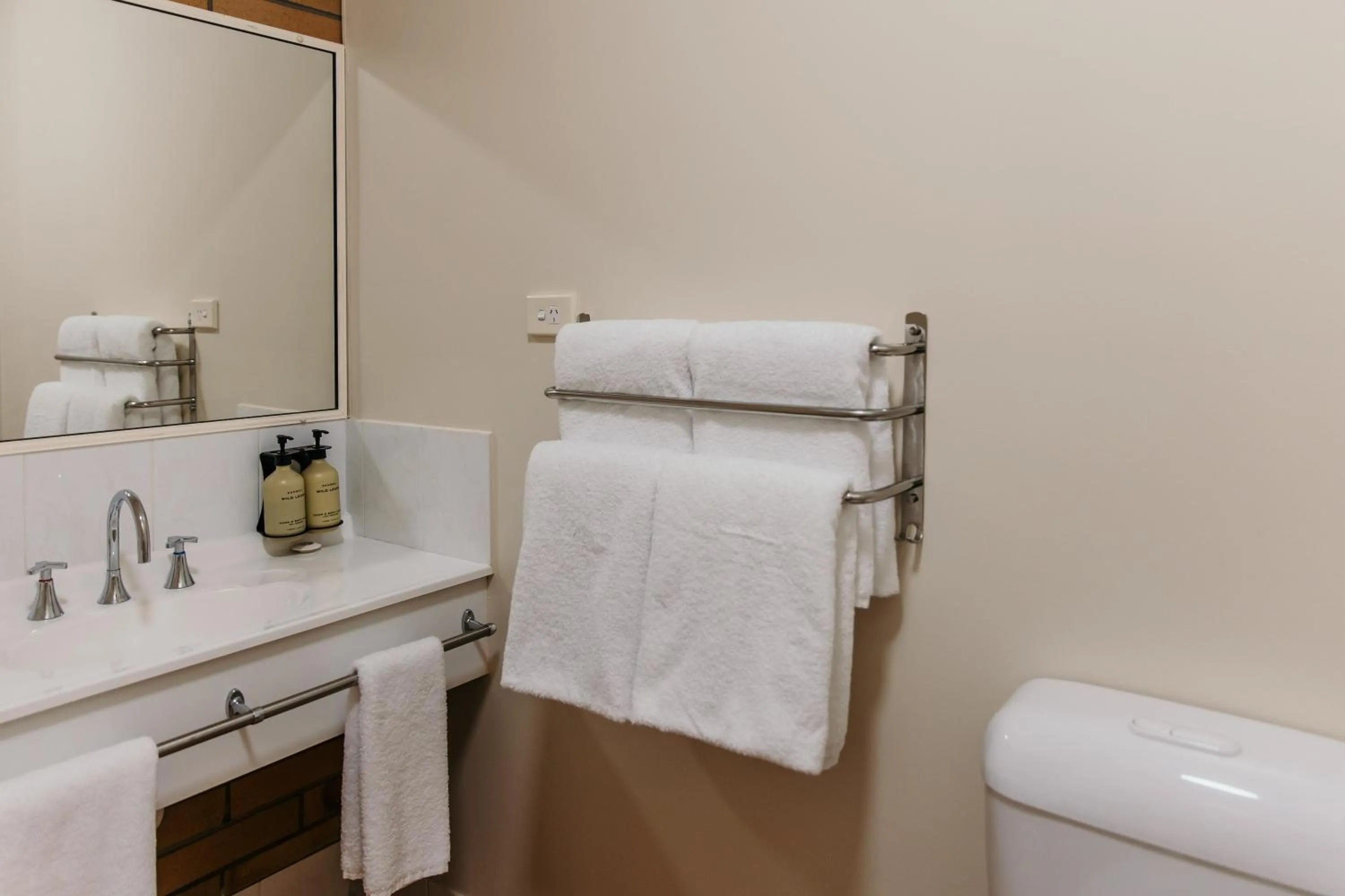 Toilet in Oasis Motor Inn Blackall