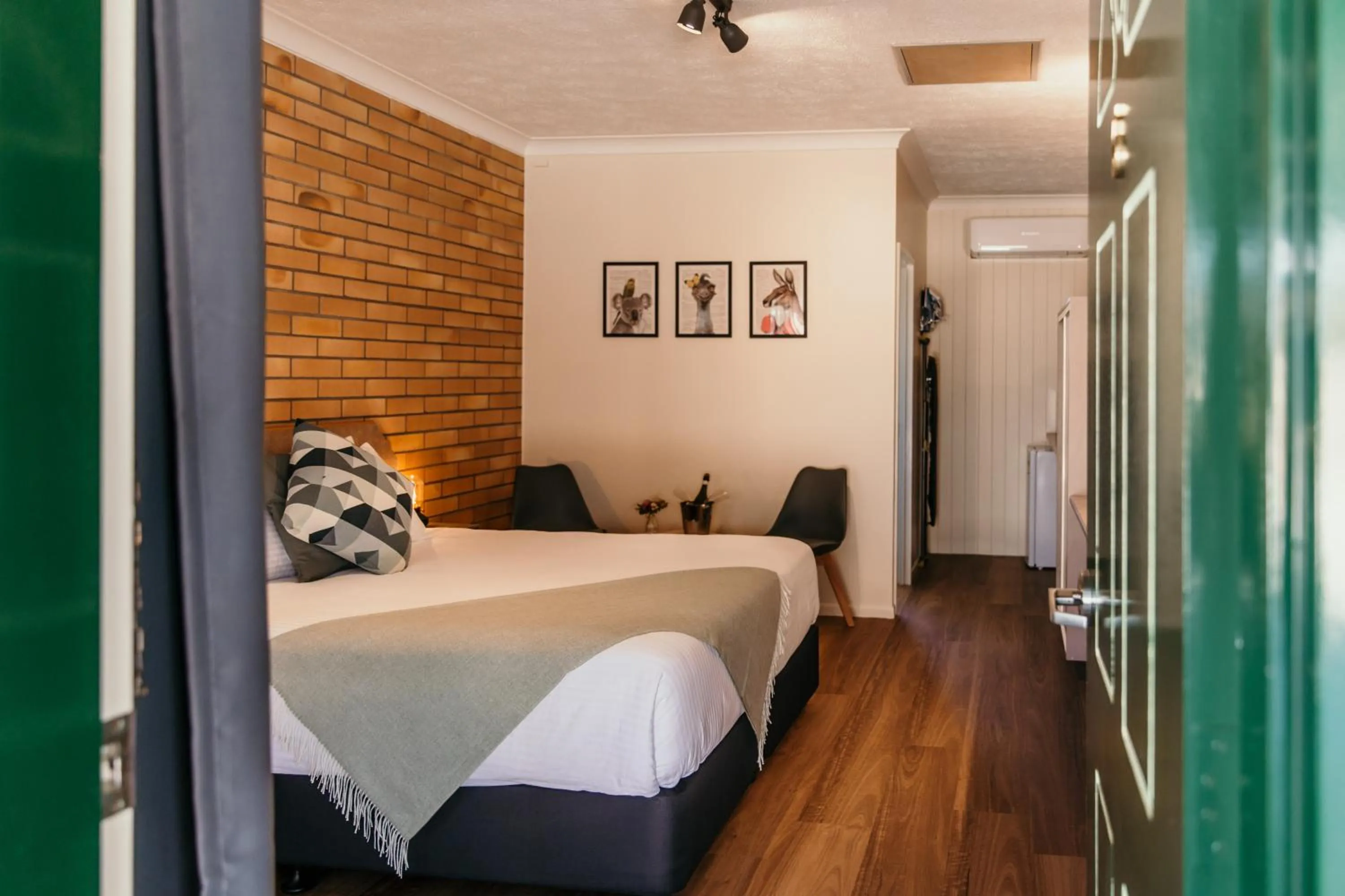 Photo of the whole room, Bed in Oasis Motor Inn Blackall