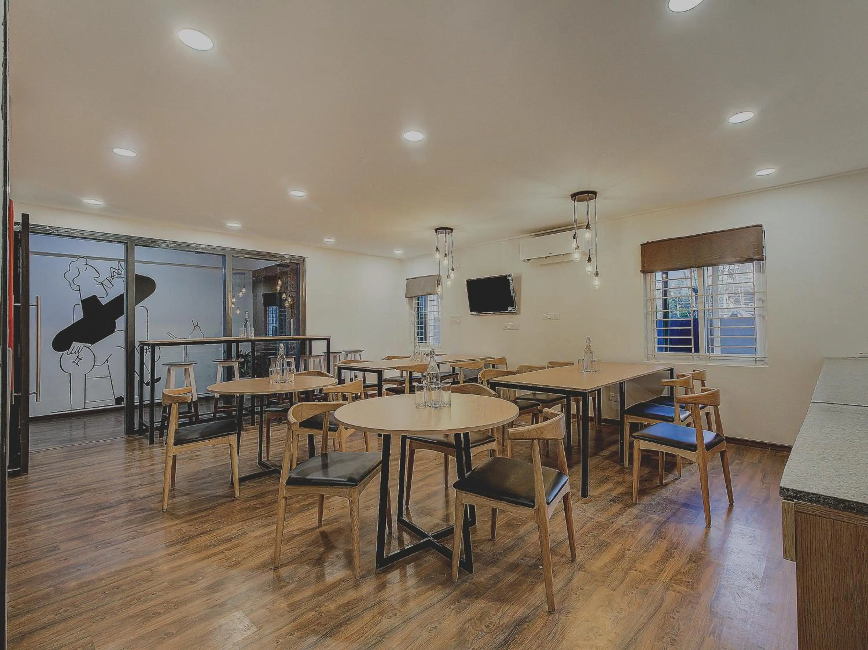 Restaurant/places to eat in Hotel O Evergreen