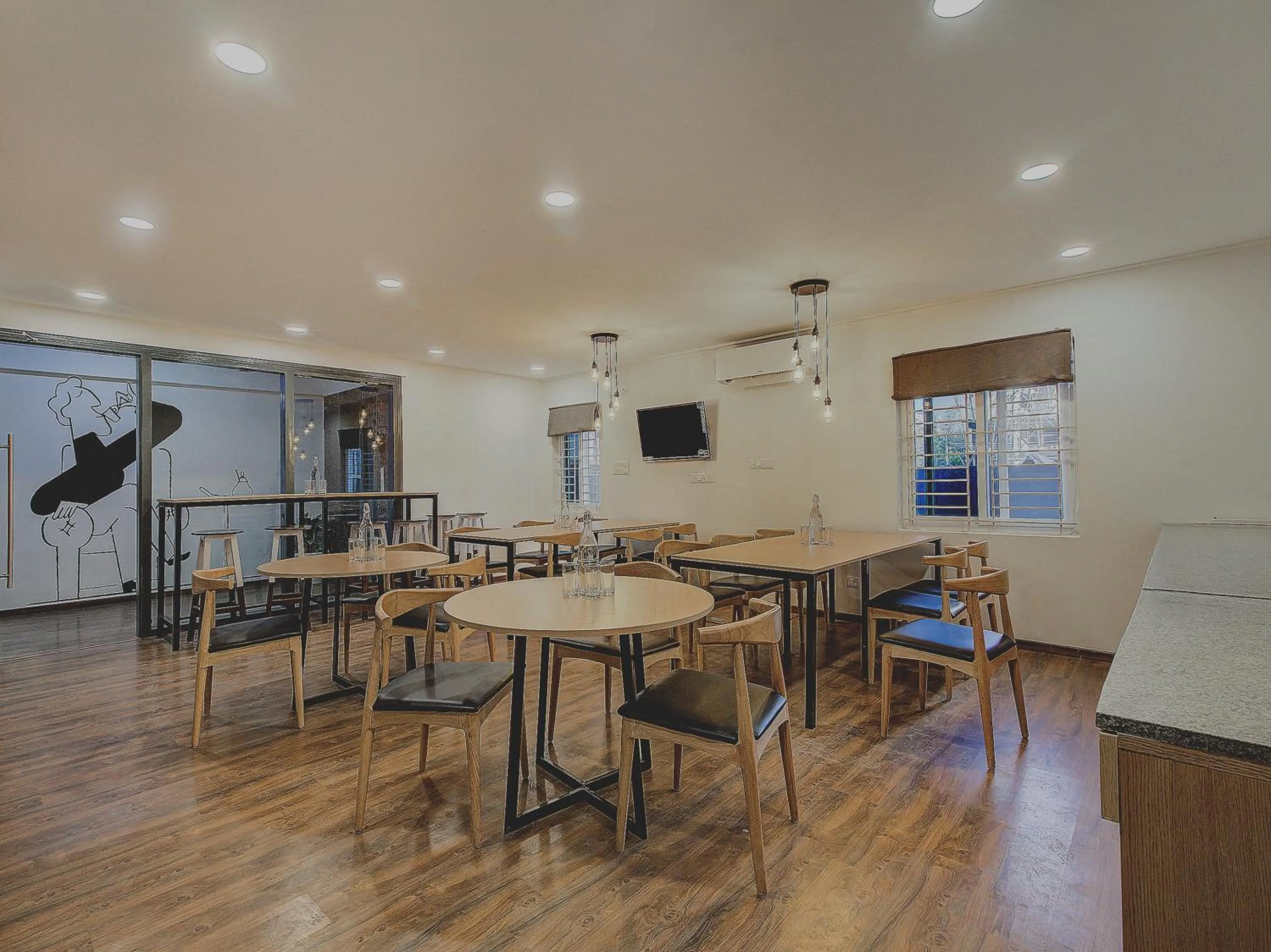 Restaurant/places to eat in Hotel O Evergreen