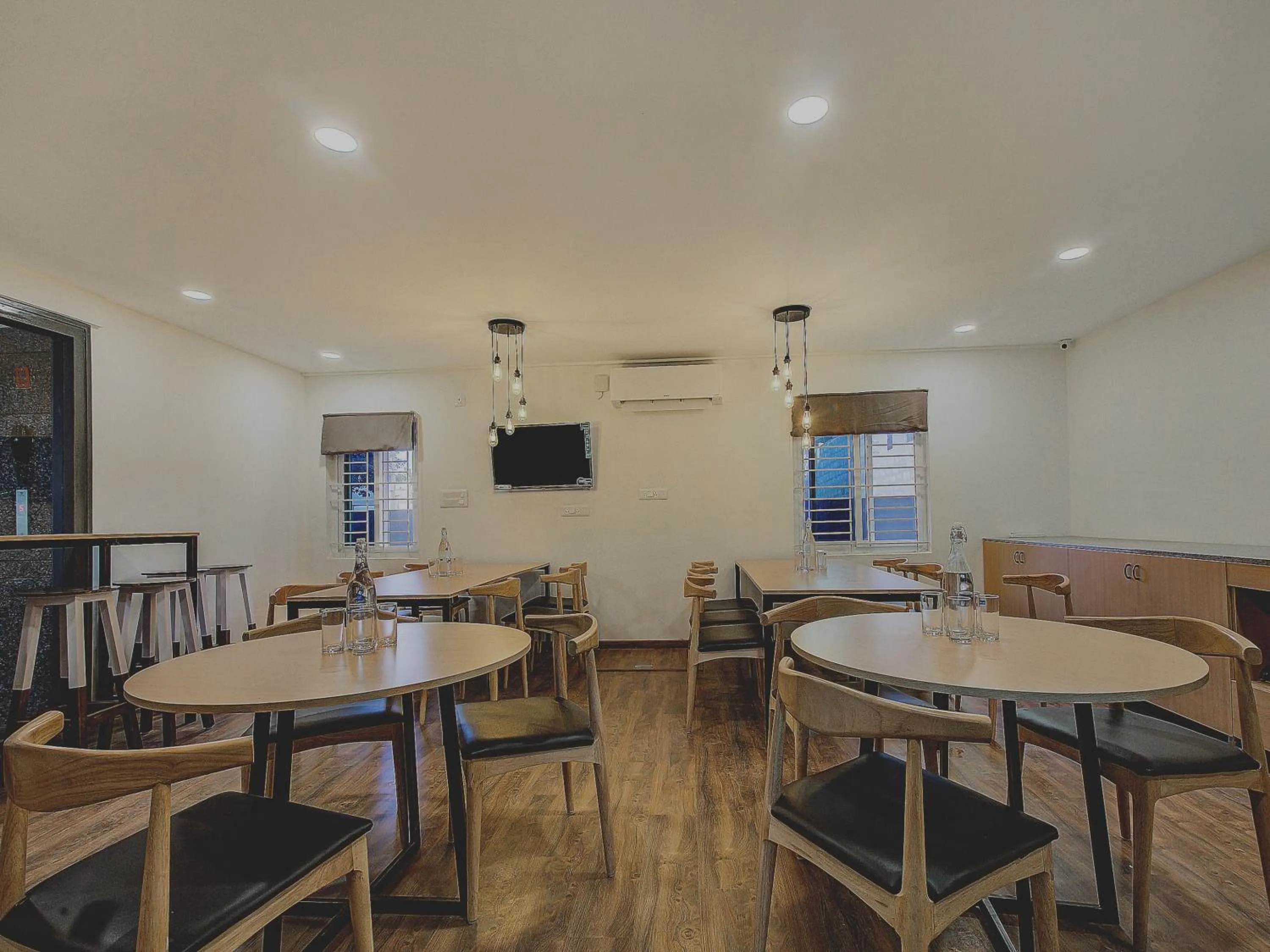 Restaurant/places to eat in Hotel O Evergreen