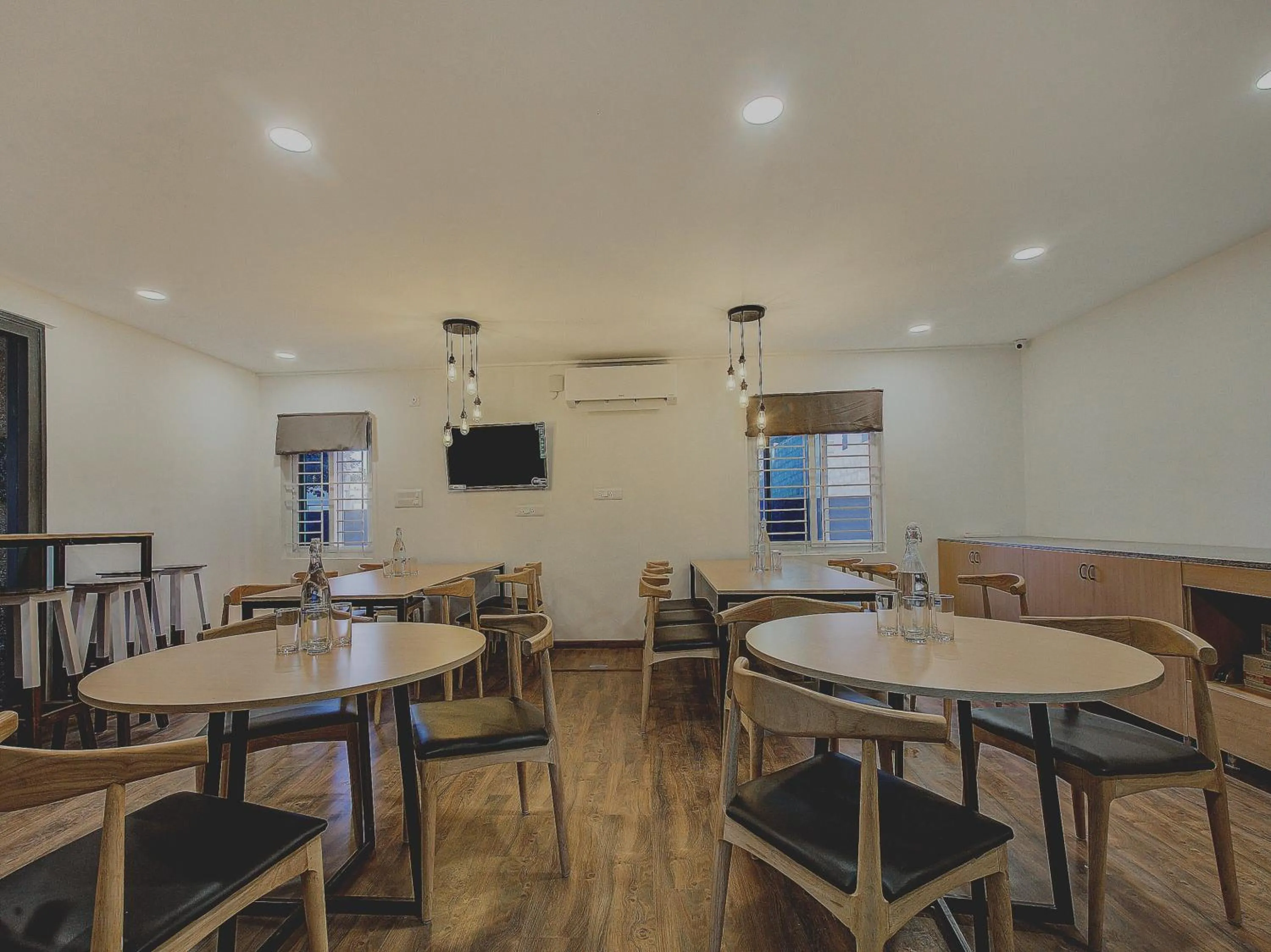 Restaurant/places to eat in Hotel O Evergreen