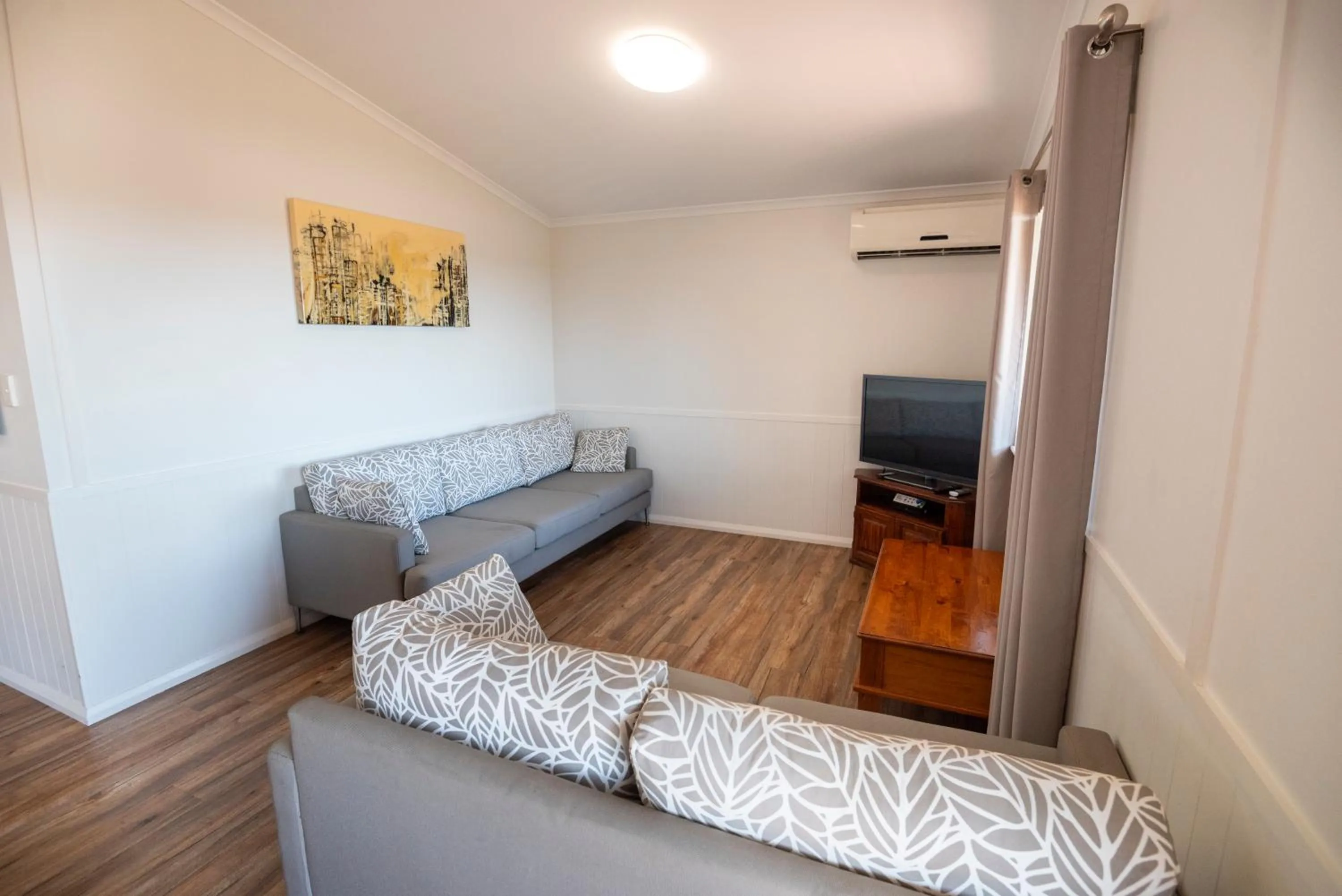 Living room, Bed in Belair Gardens Caravan Park