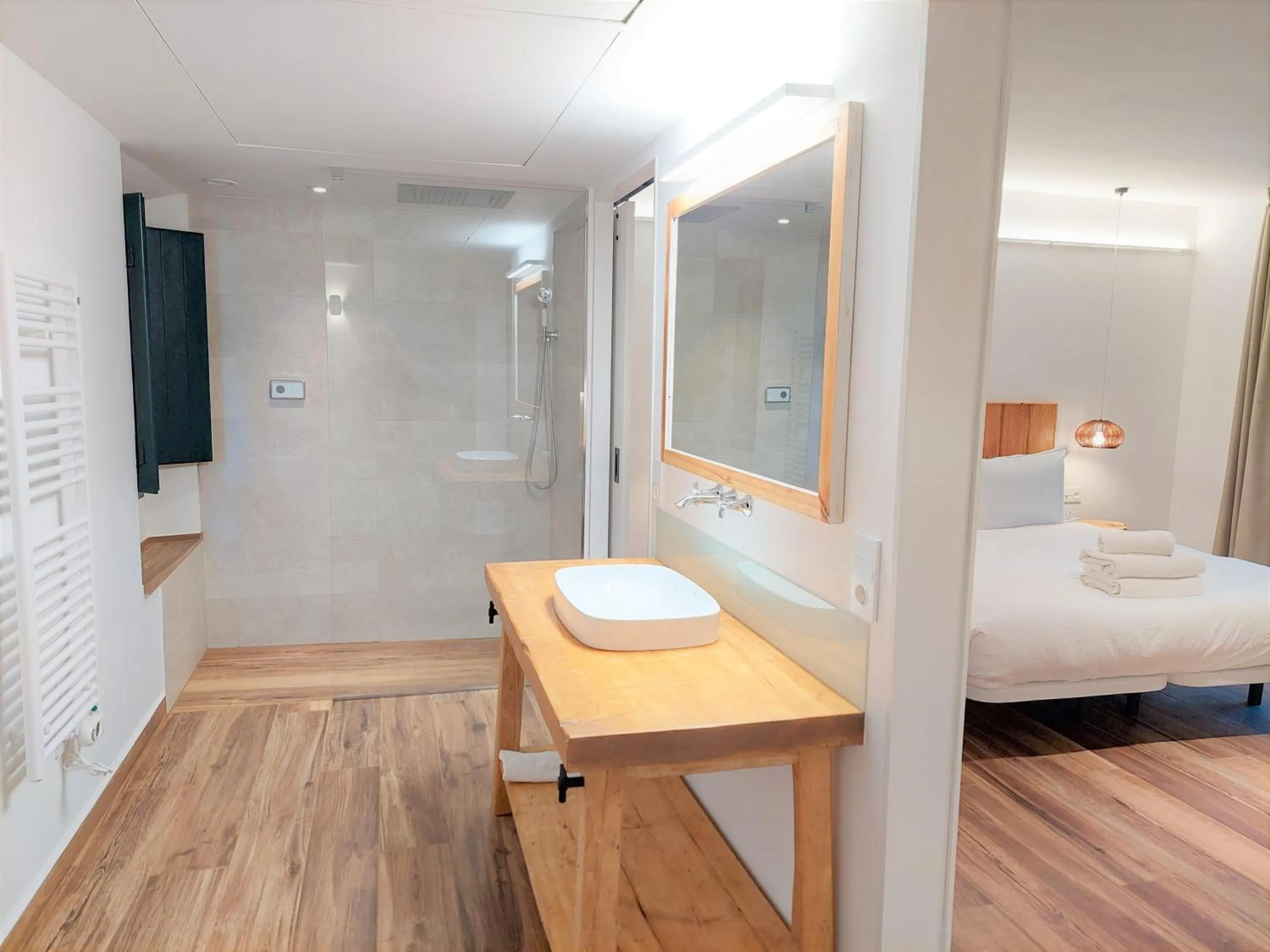 Shower, Bed in HOTEL MAS ARET