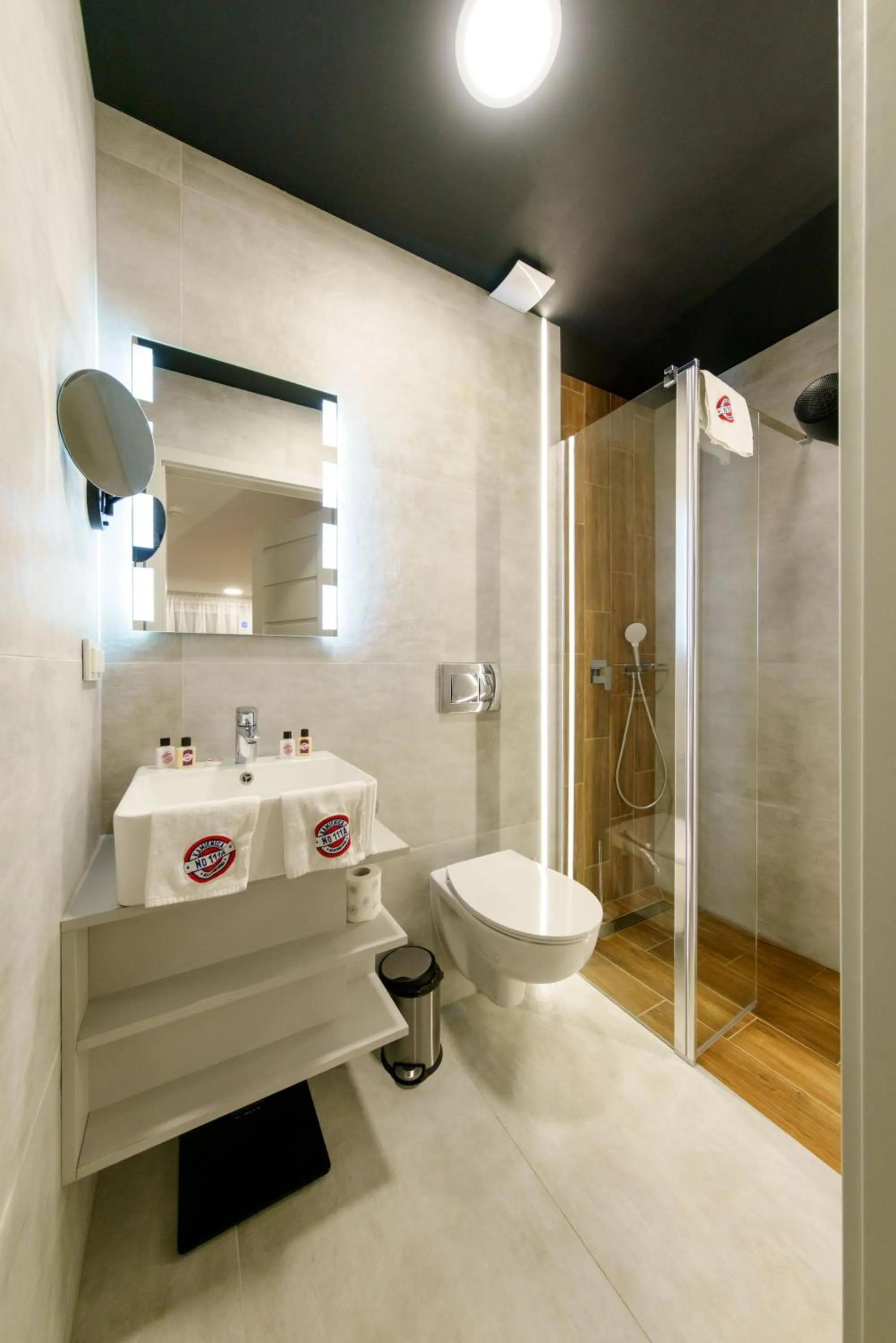 Shower in Kamienica no 111a Warsaw Airport