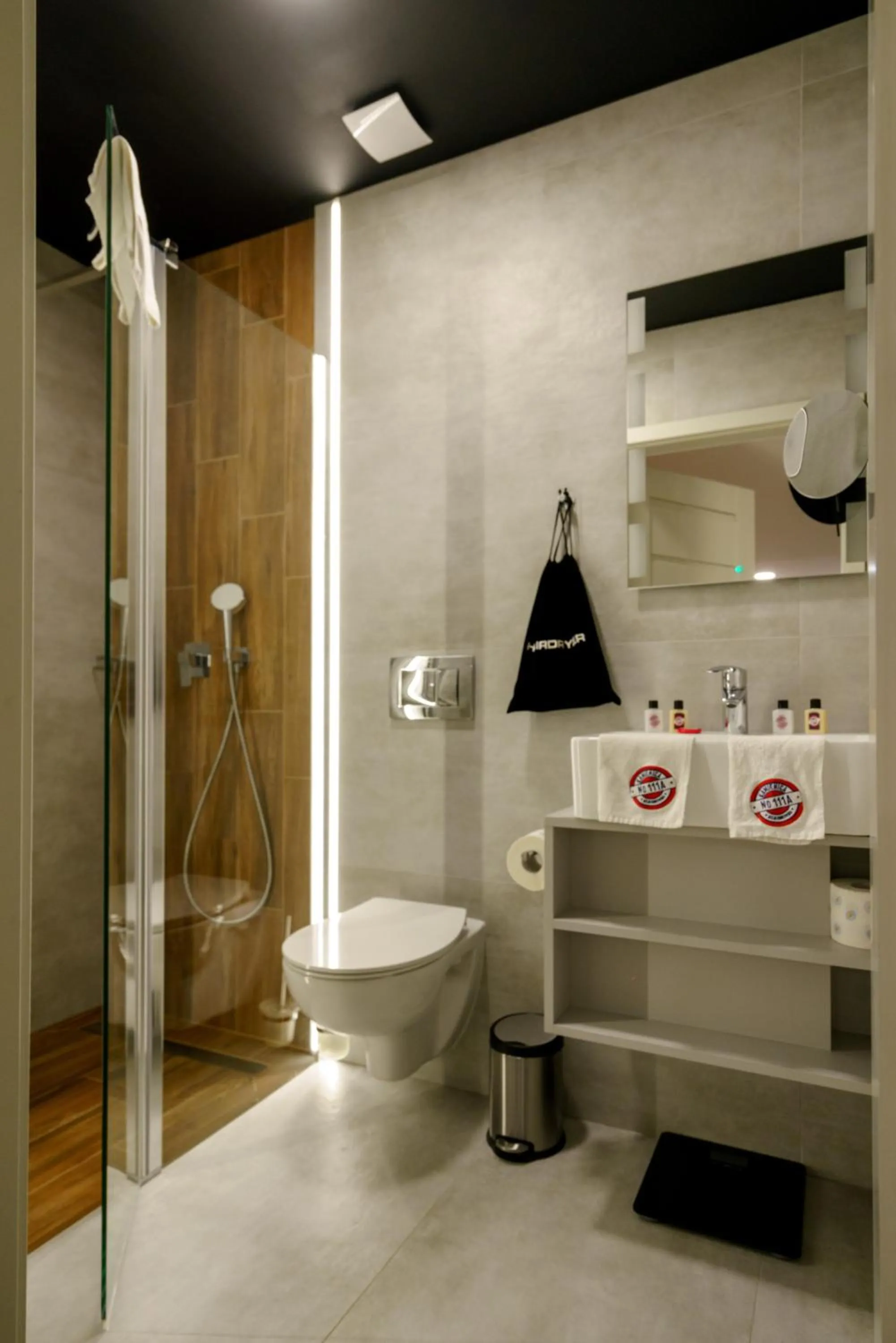 Shower in Kamienica no 111a Warsaw Airport