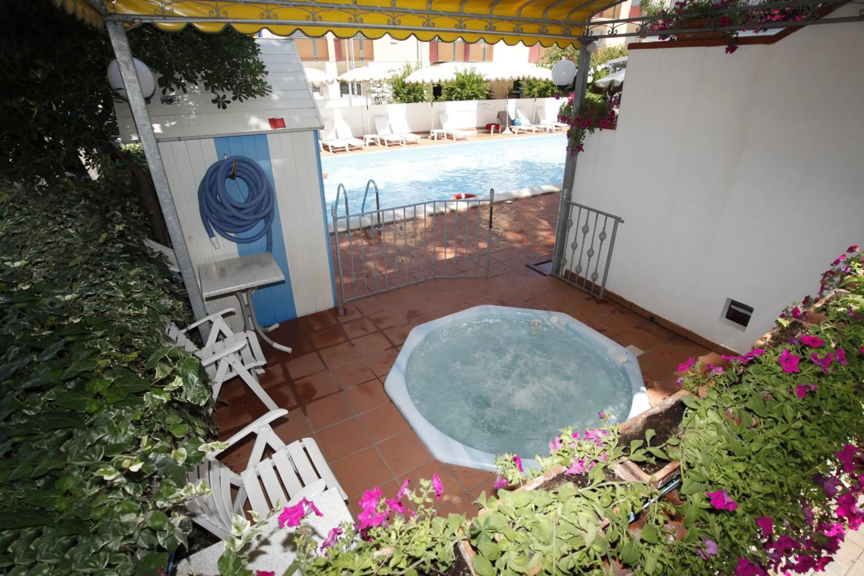 Hot Tub in Hotel Villa dei Fiori - sul mare con piscina