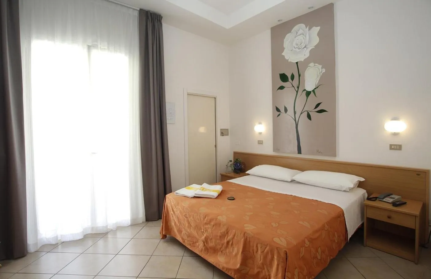 Bed in Hotel Villa dei Fiori - sul mare con piscina