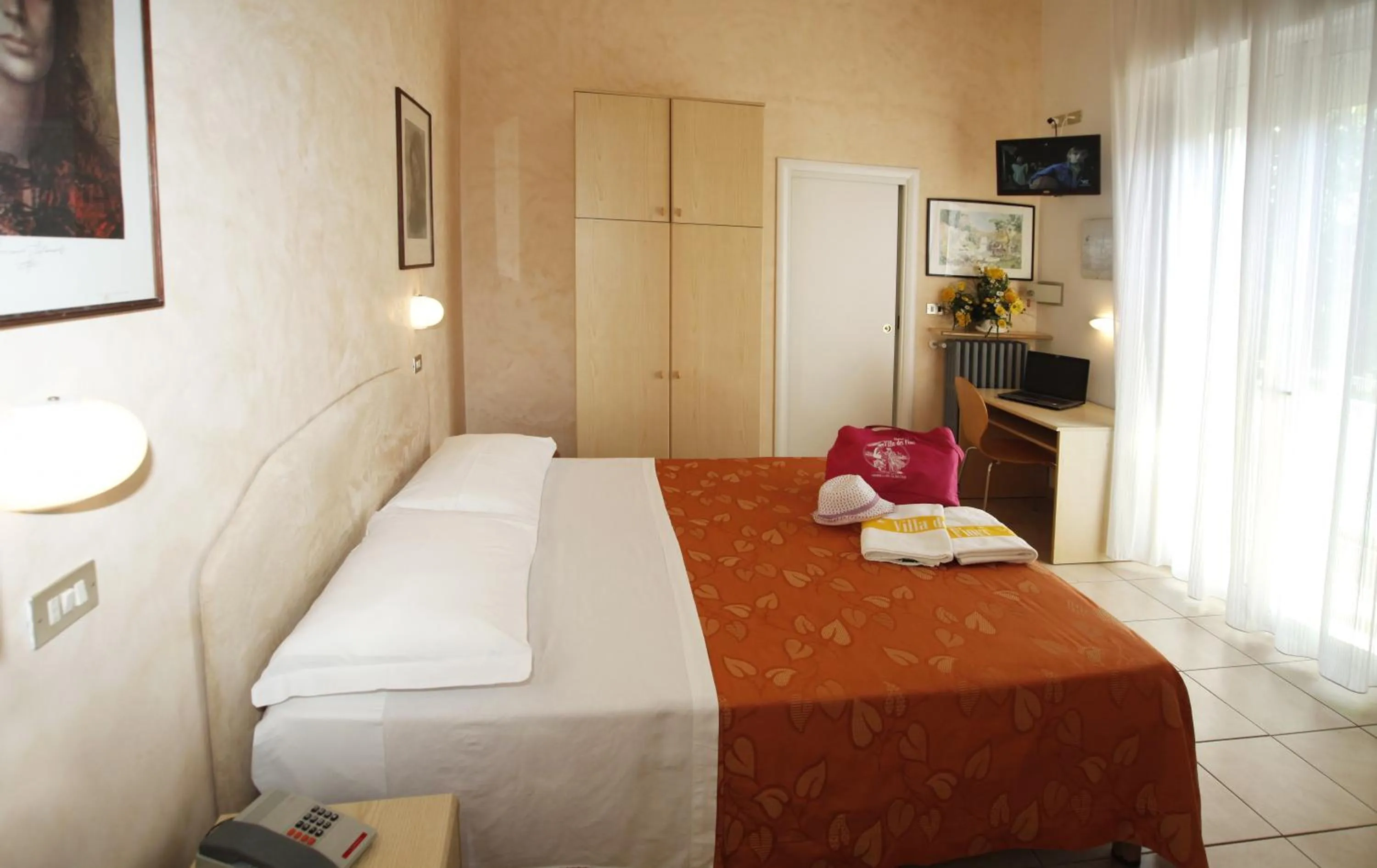 Photo of the whole room, Bed in Hotel Villa dei Fiori - sul mare con piscina