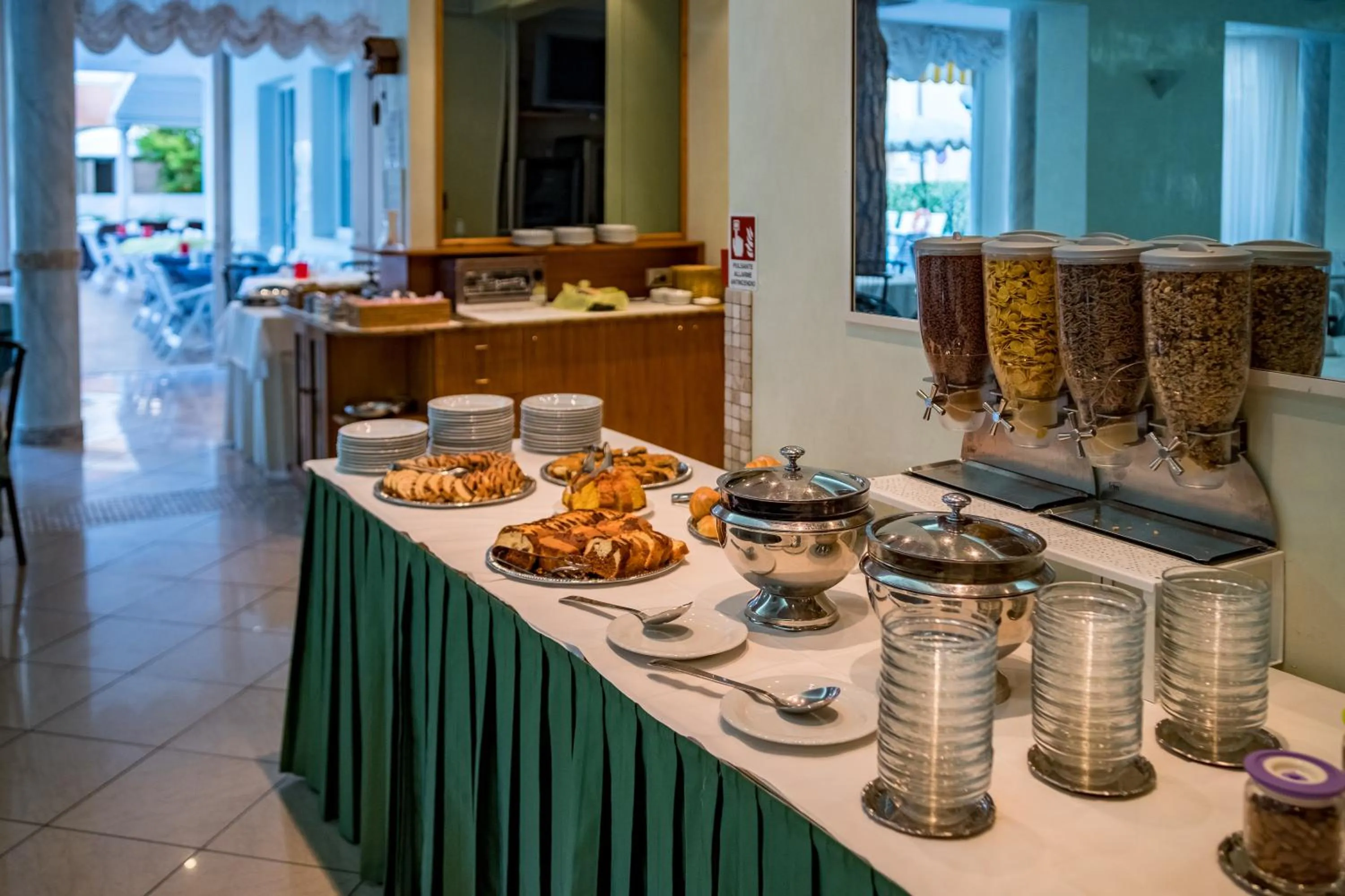 Buffet breakfast in Hotel Villa dei Fiori - sul mare con piscina