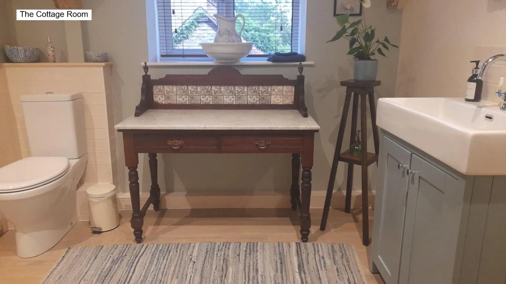 Bathroom in Cotswold Cottage B&B - 5 Minutes Walk to Village Pub