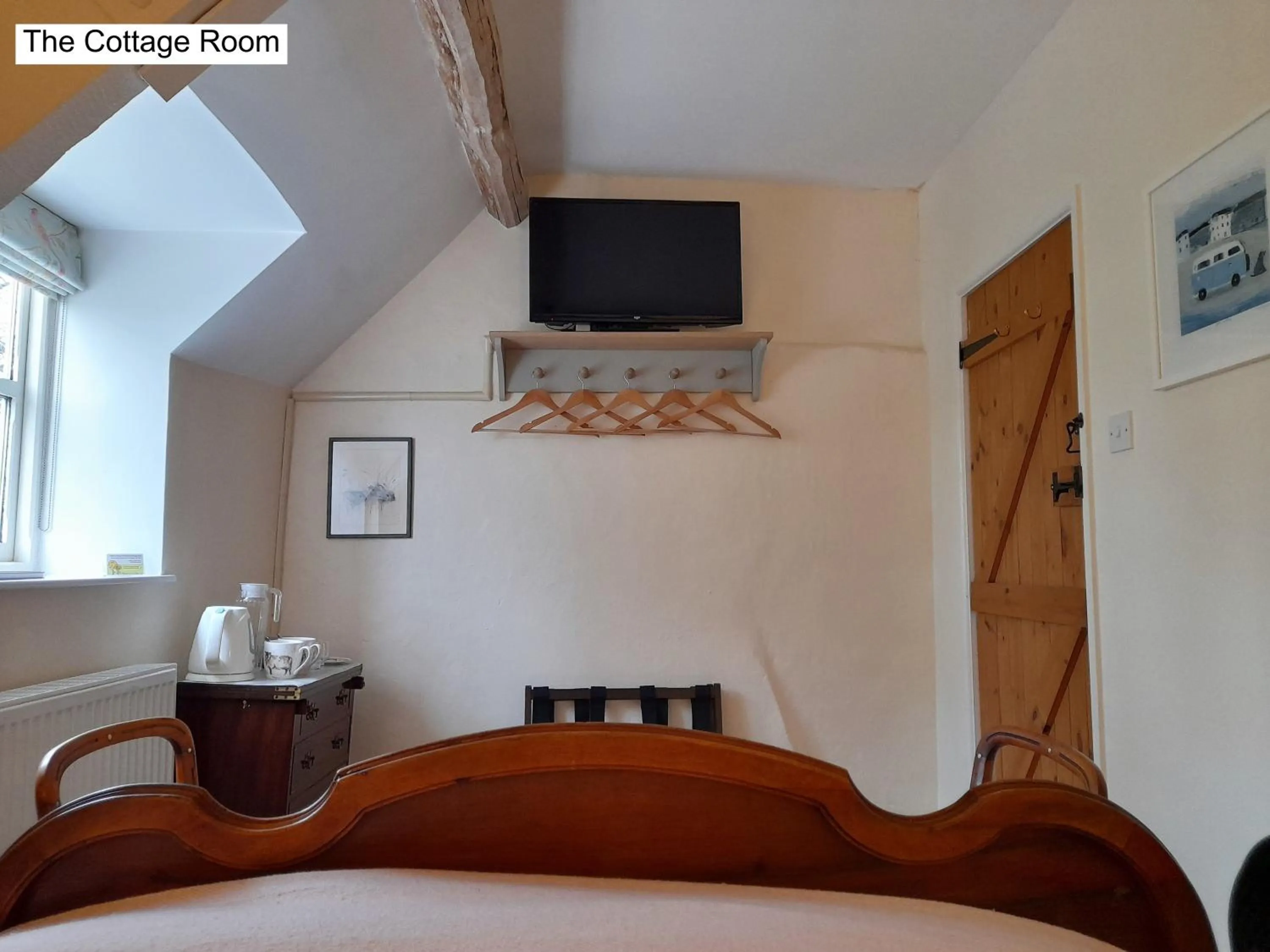 TV and multimedia, Bed in Cotswold Cottage B&B - 5 Minutes Walk to Village Pub
