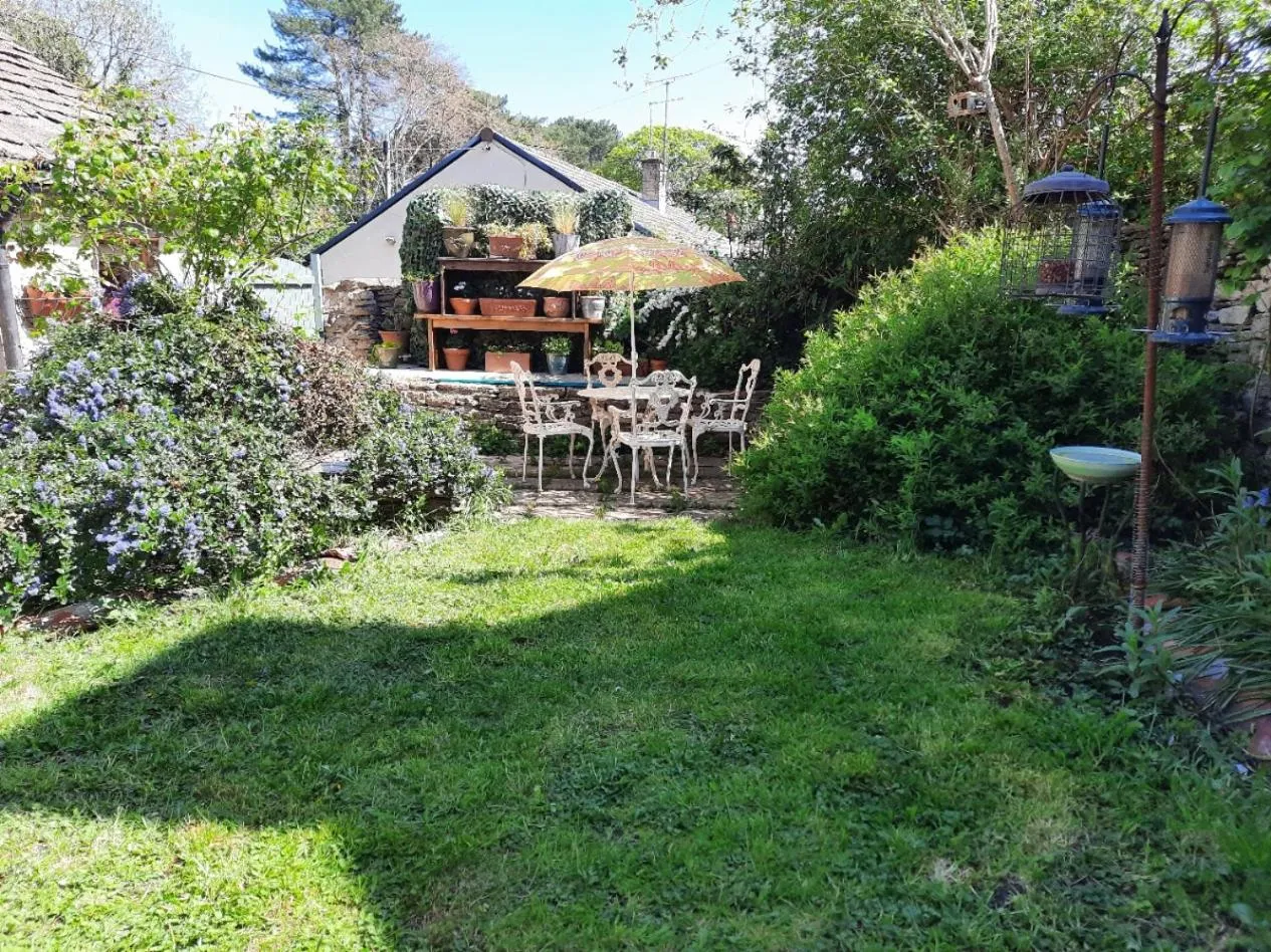 Garden view in Cotswold Cottage B&B - 5 Minutes Walk to Village Pub