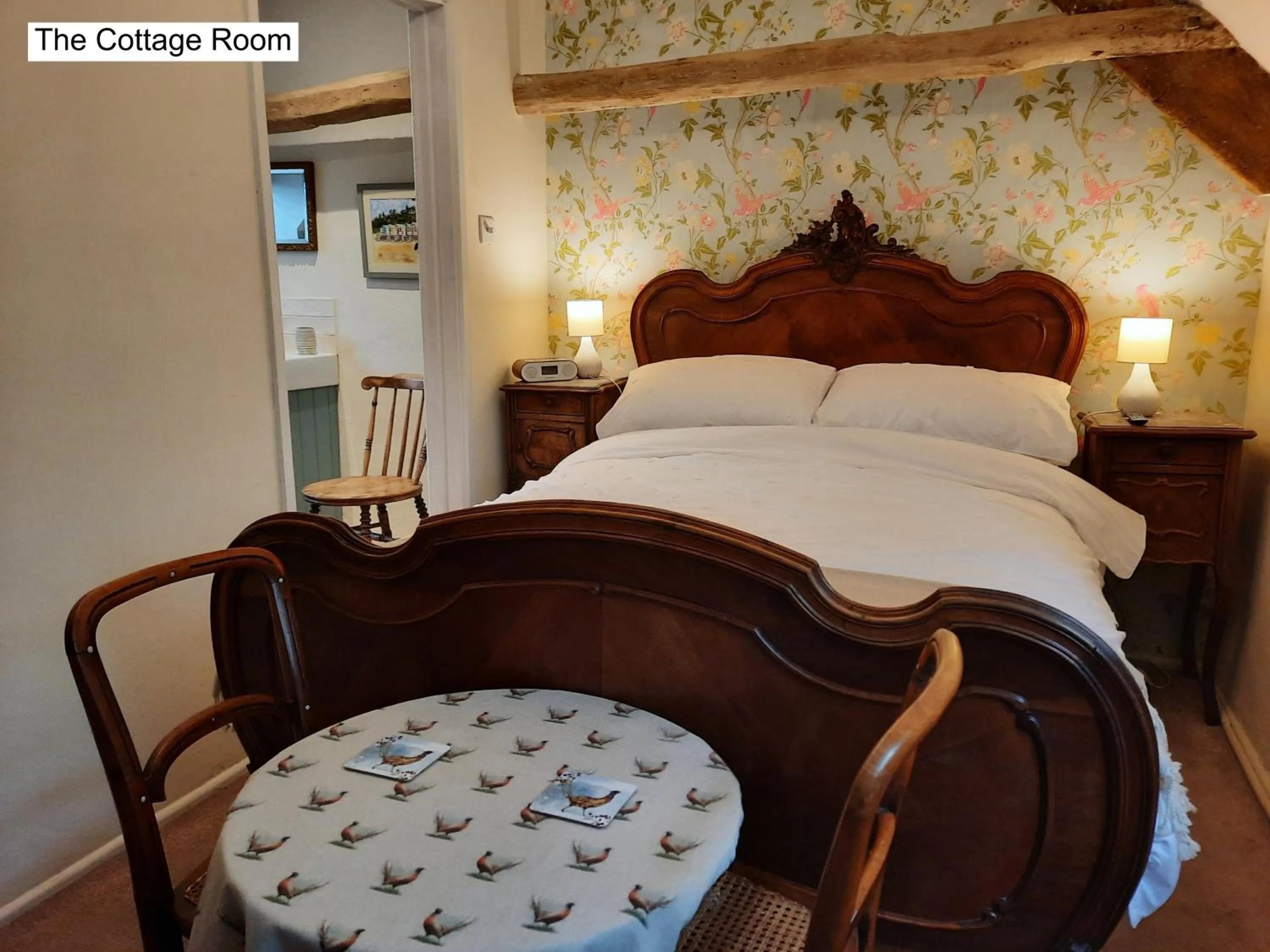 Bed in Cotswold Cottage B&B - 5 Minutes Walk to Village Pub