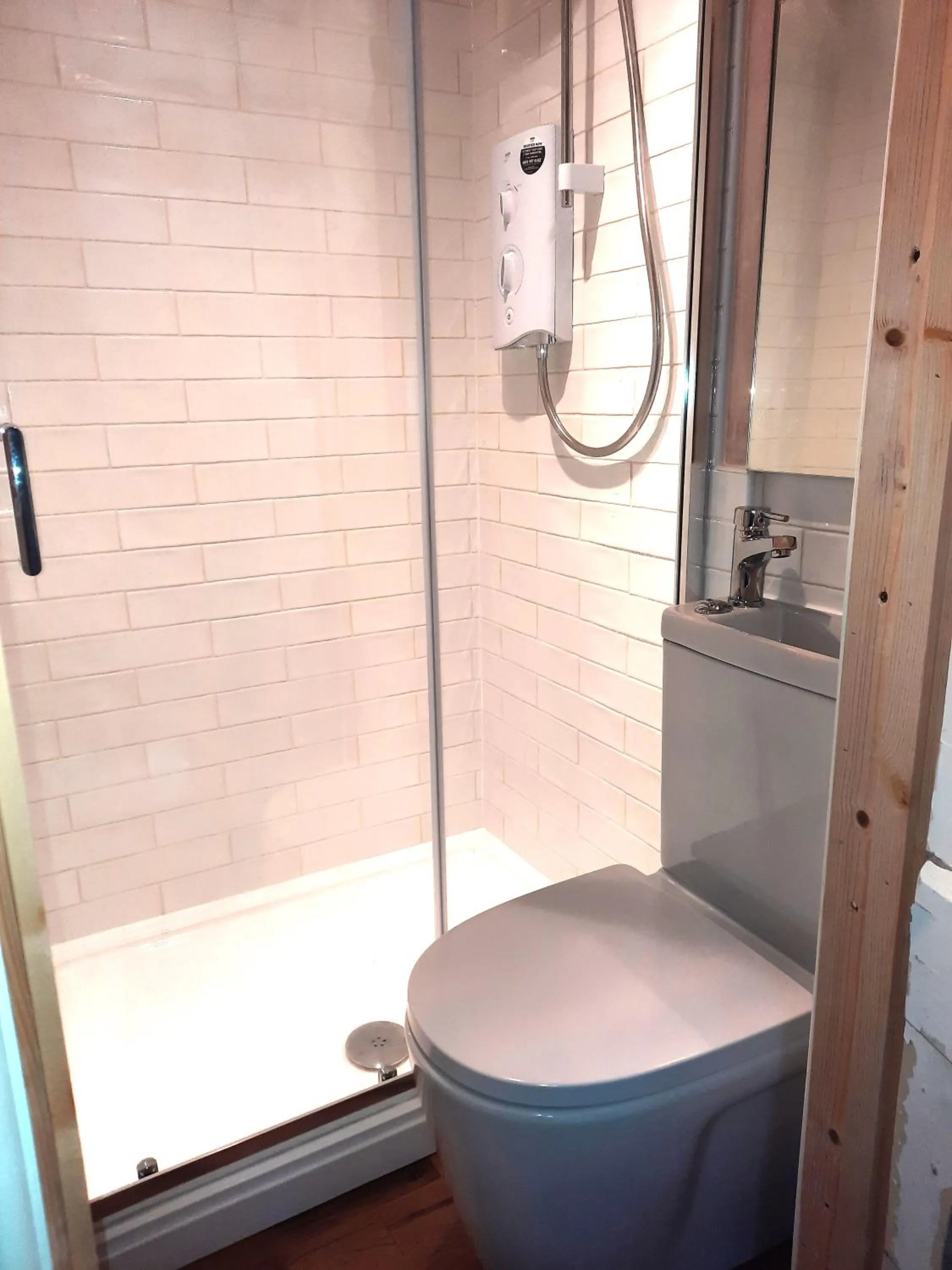Shower in Cotswold Cottage B&B - 5 Minutes Walk to Village Pub