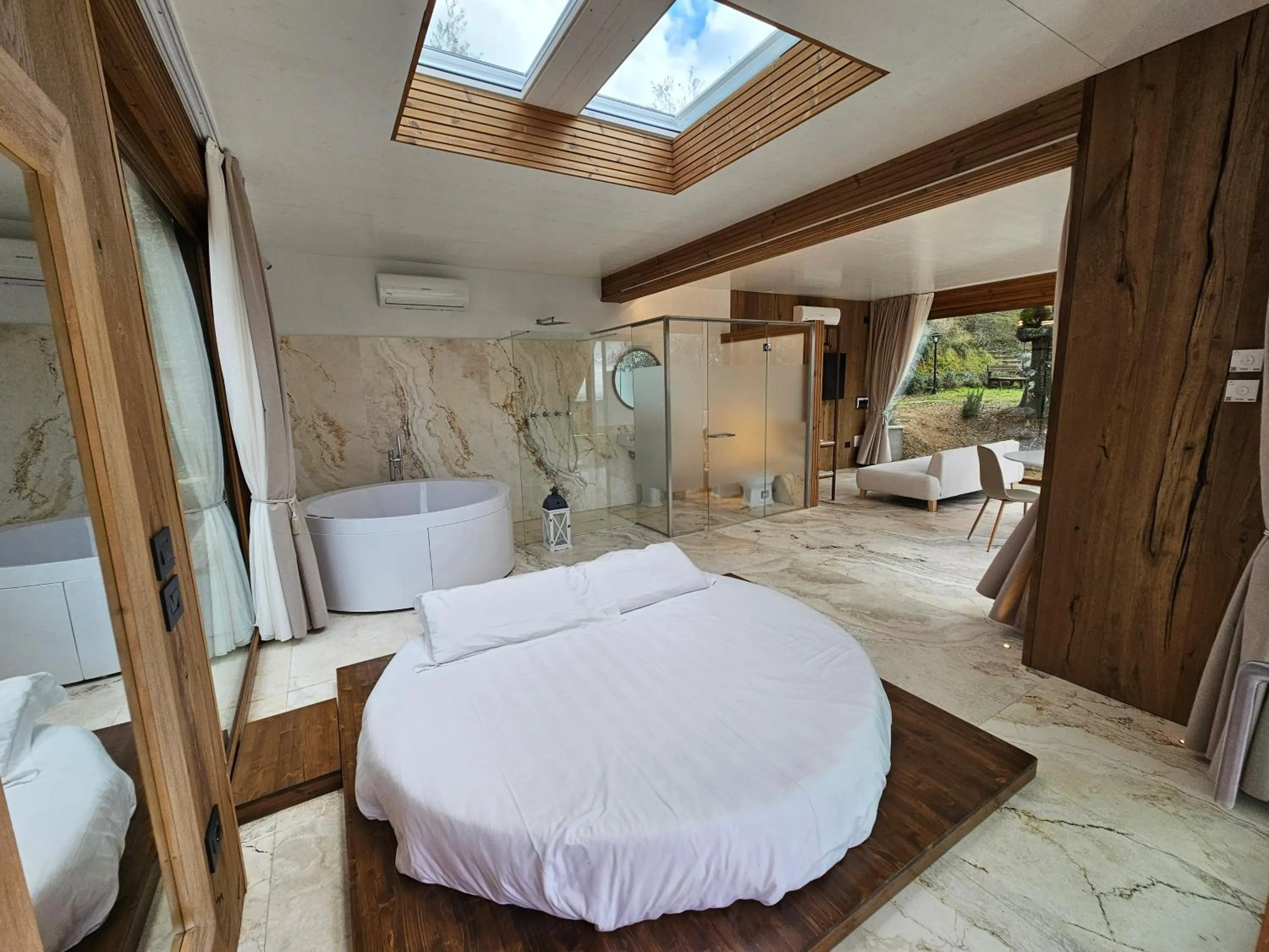 Shower, Bed in EcoResort Il Cantico della Natura