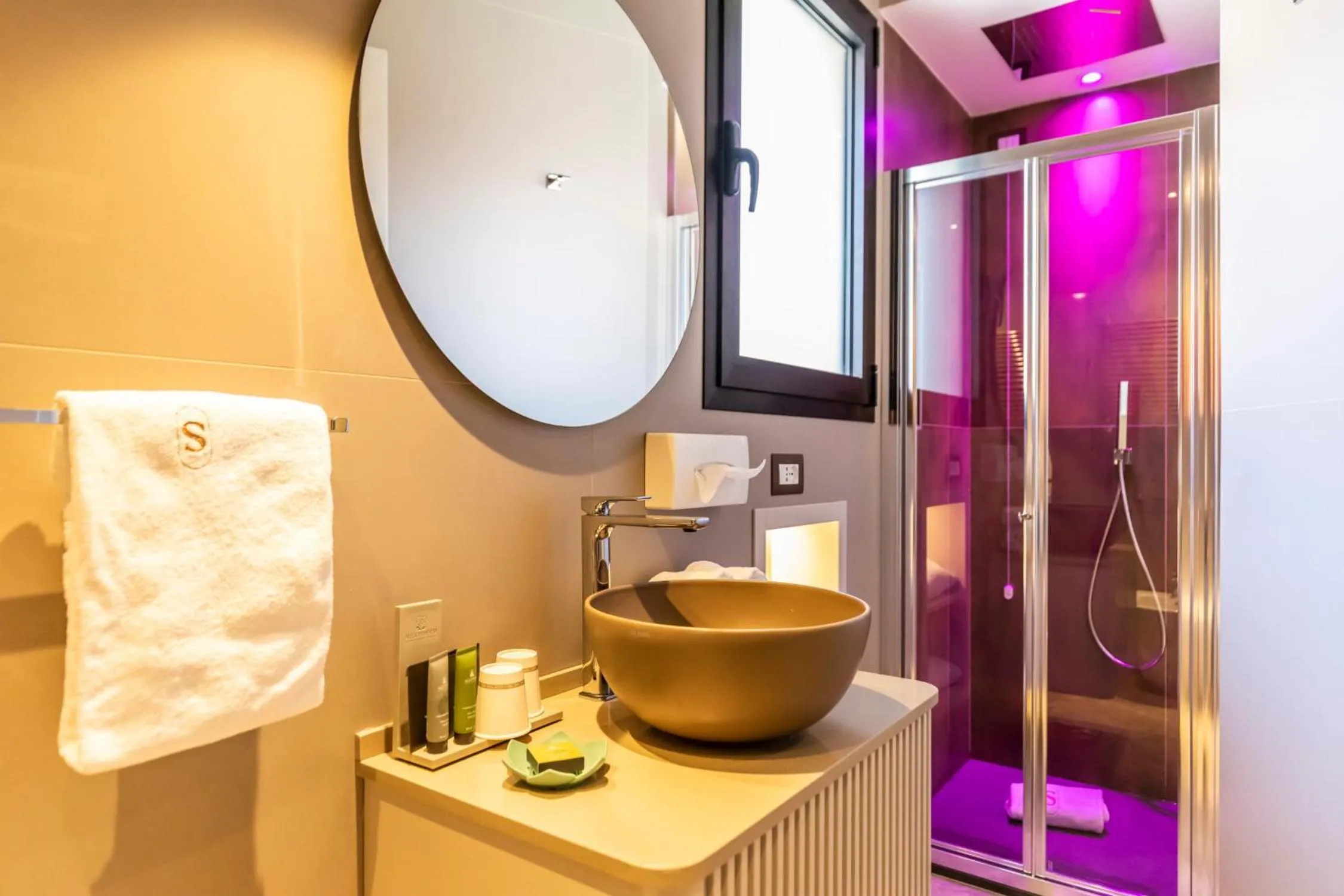 Shower in SOLMARIS TROPEA City Center - Rooms & Suites - Private Parking