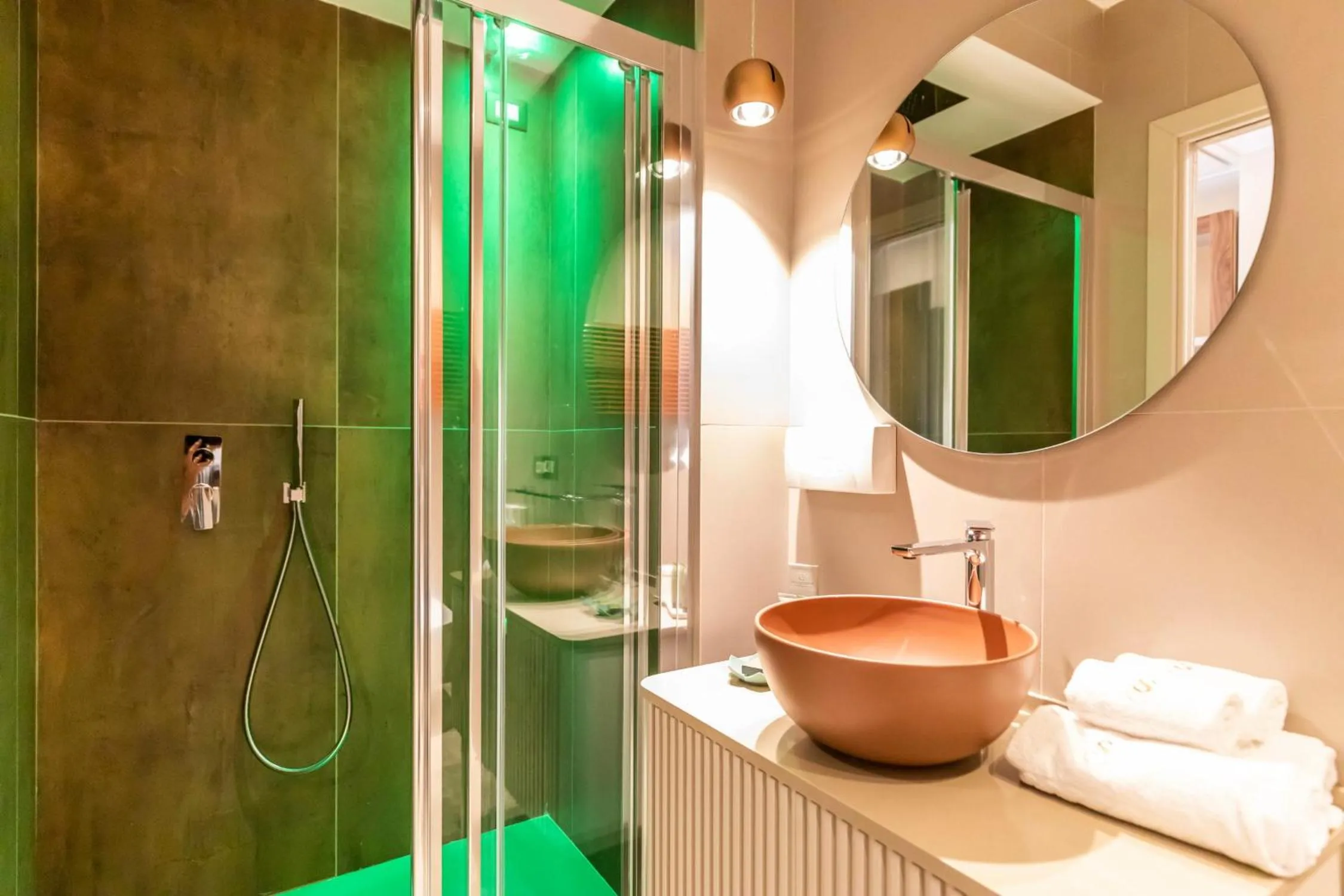 Shower in SOLMARIS TROPEA City Center - Rooms & Suites - Private Parking