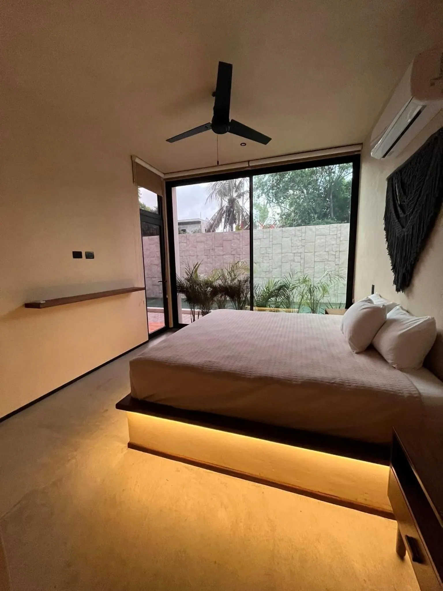 Photo of the whole room, Bed in La Veleta luxury condos