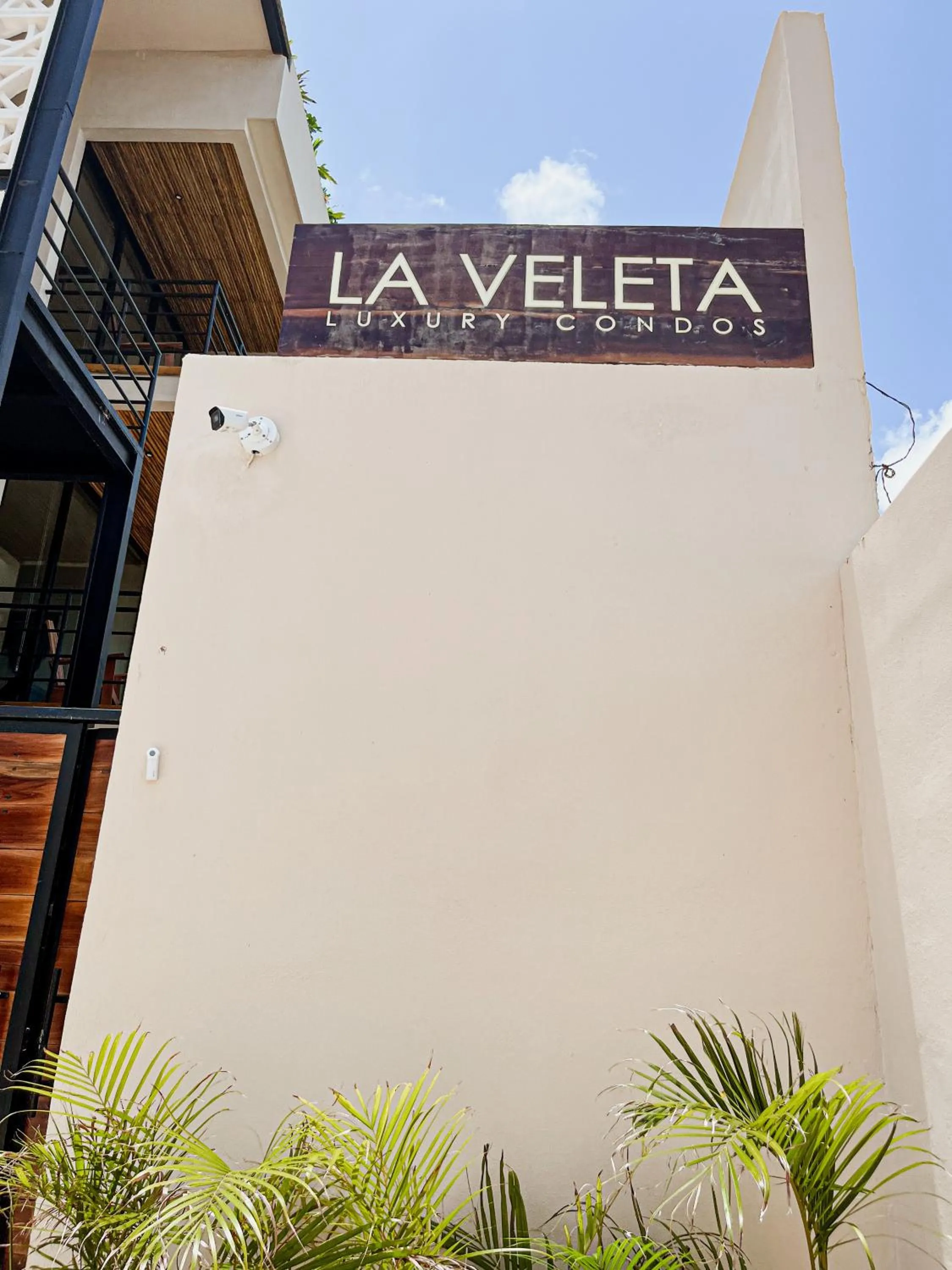 Facade/entrance in La Veleta luxury condos