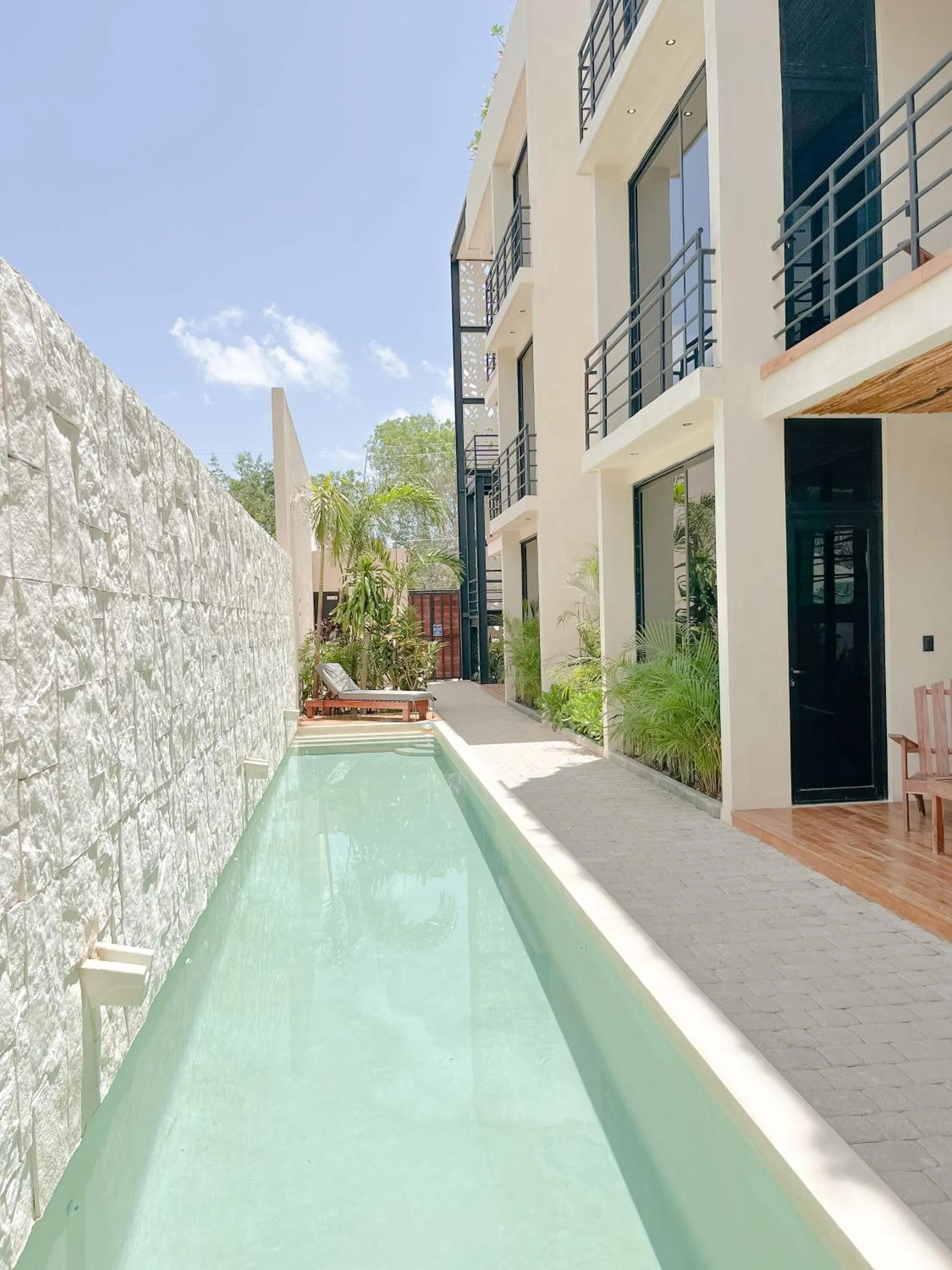 Swimming pool in La Veleta luxury condos