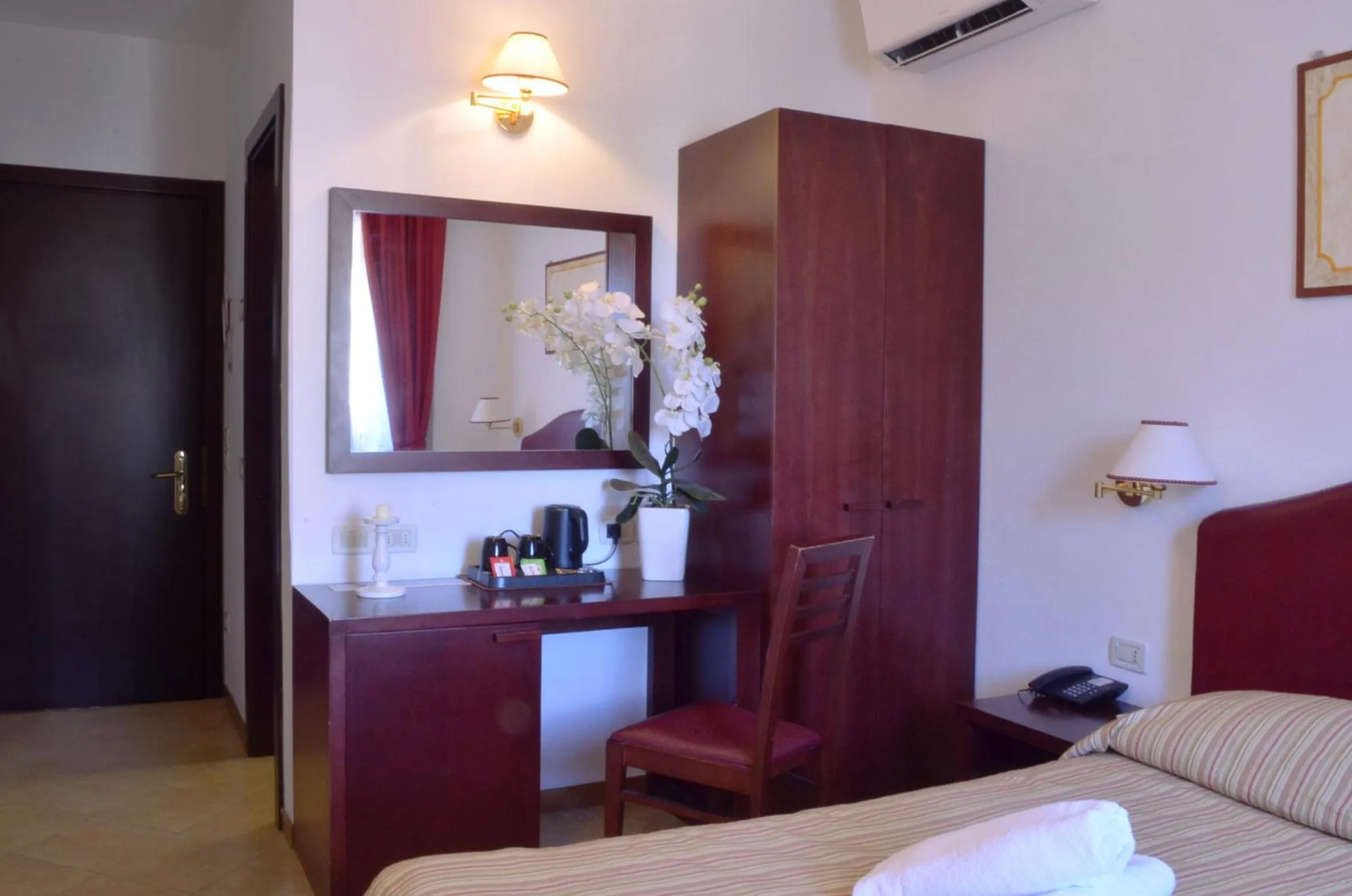 Bedroom, Bed in Hotel Cardinal of Florence - recommended for ages 25 to 55