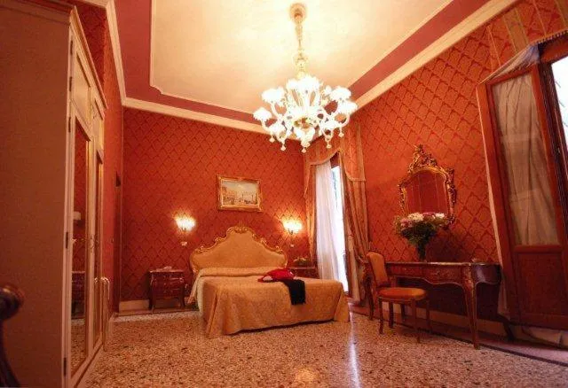 Photo of the whole room, Bed in Residenza Hotel San Maurizio