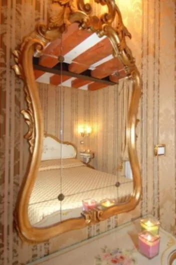 Decorative detail, Bed in Residenza Hotel San Maurizio