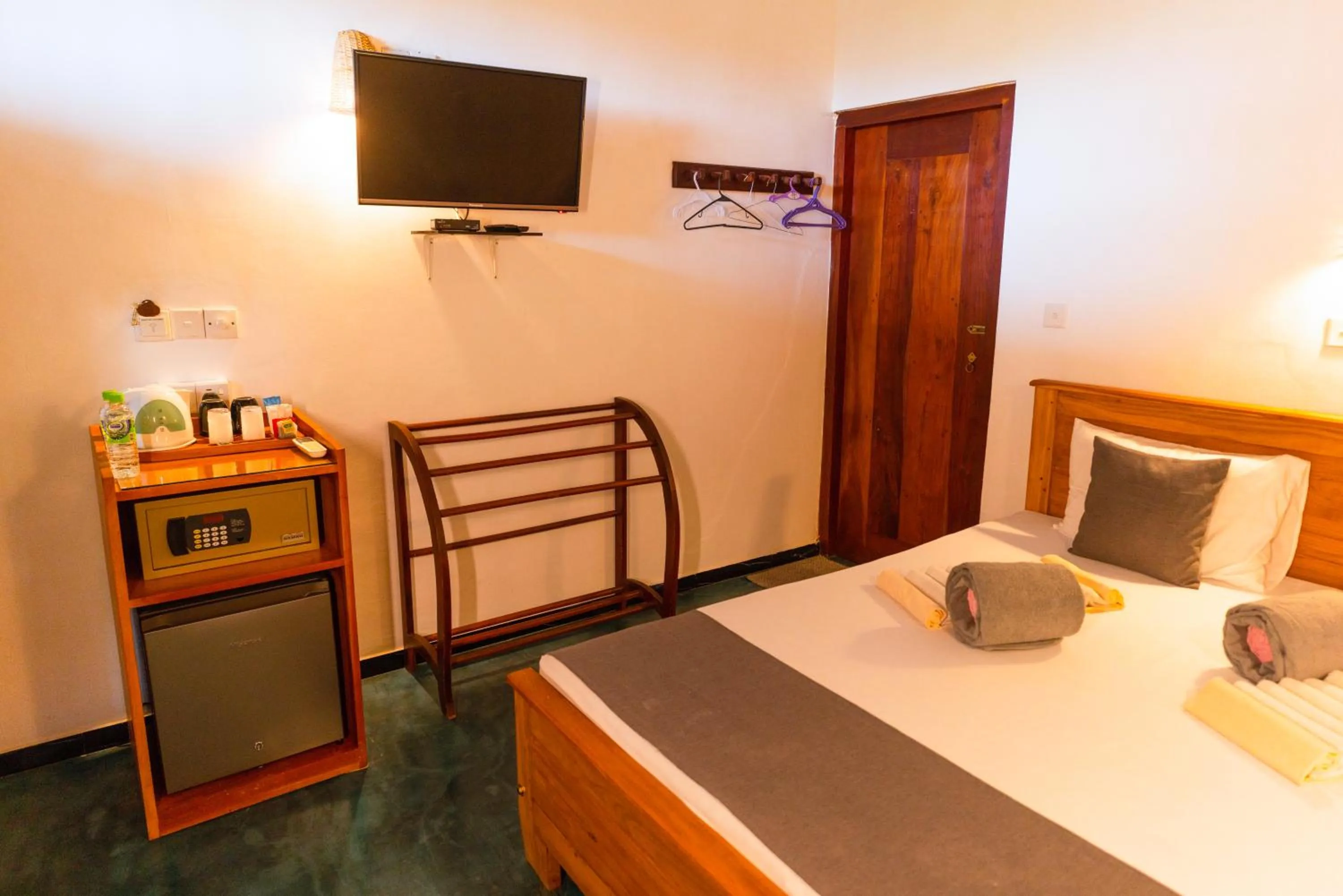 Coffee/tea facilities, Bed in Hotel Bay Watch Unawatuna